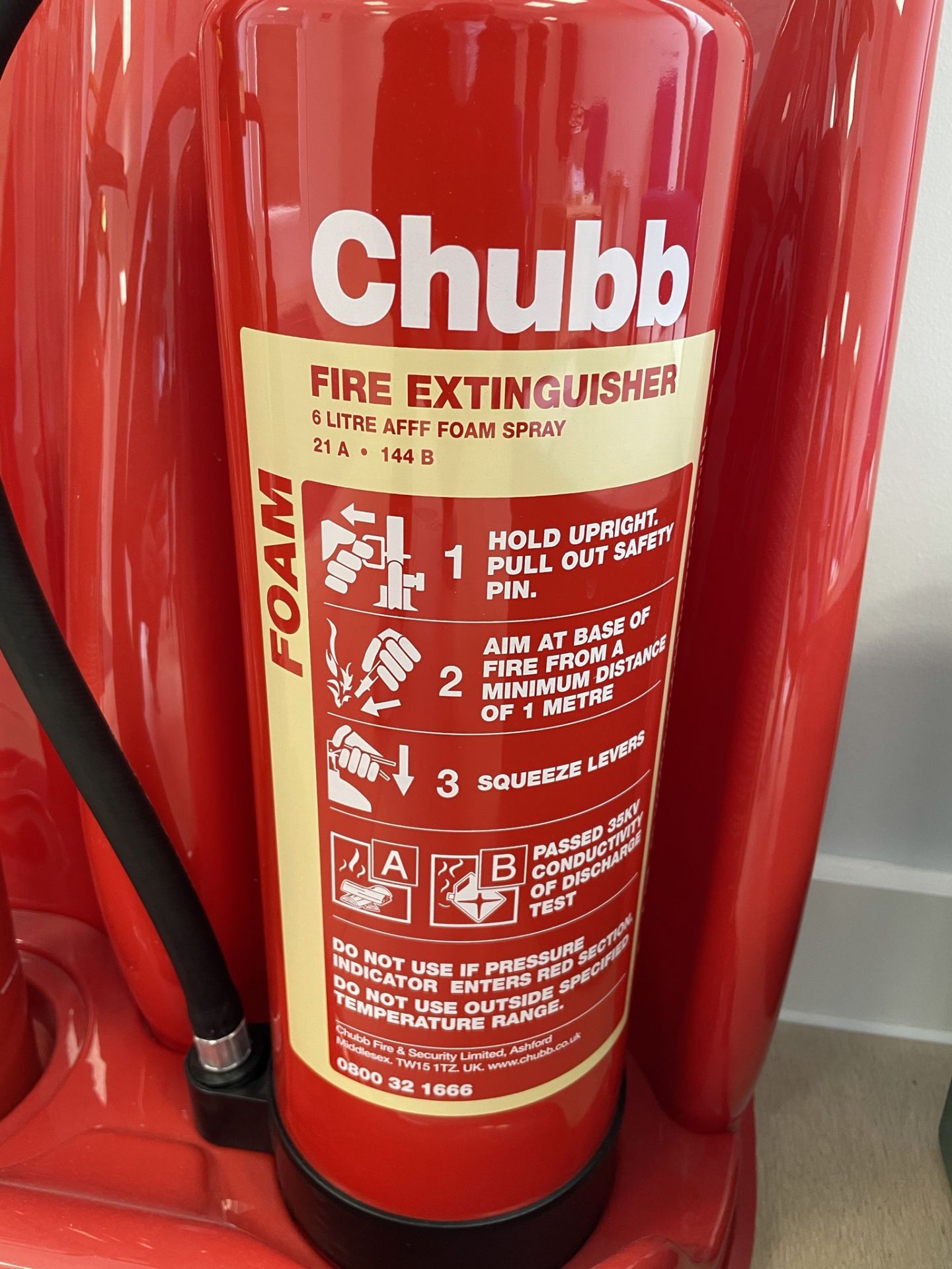 2 x Chubb 2kg/6L Carbon Dioxide & AFFF Foam Spray Fire Extinguishers w/ Stand - Image 3 of 3