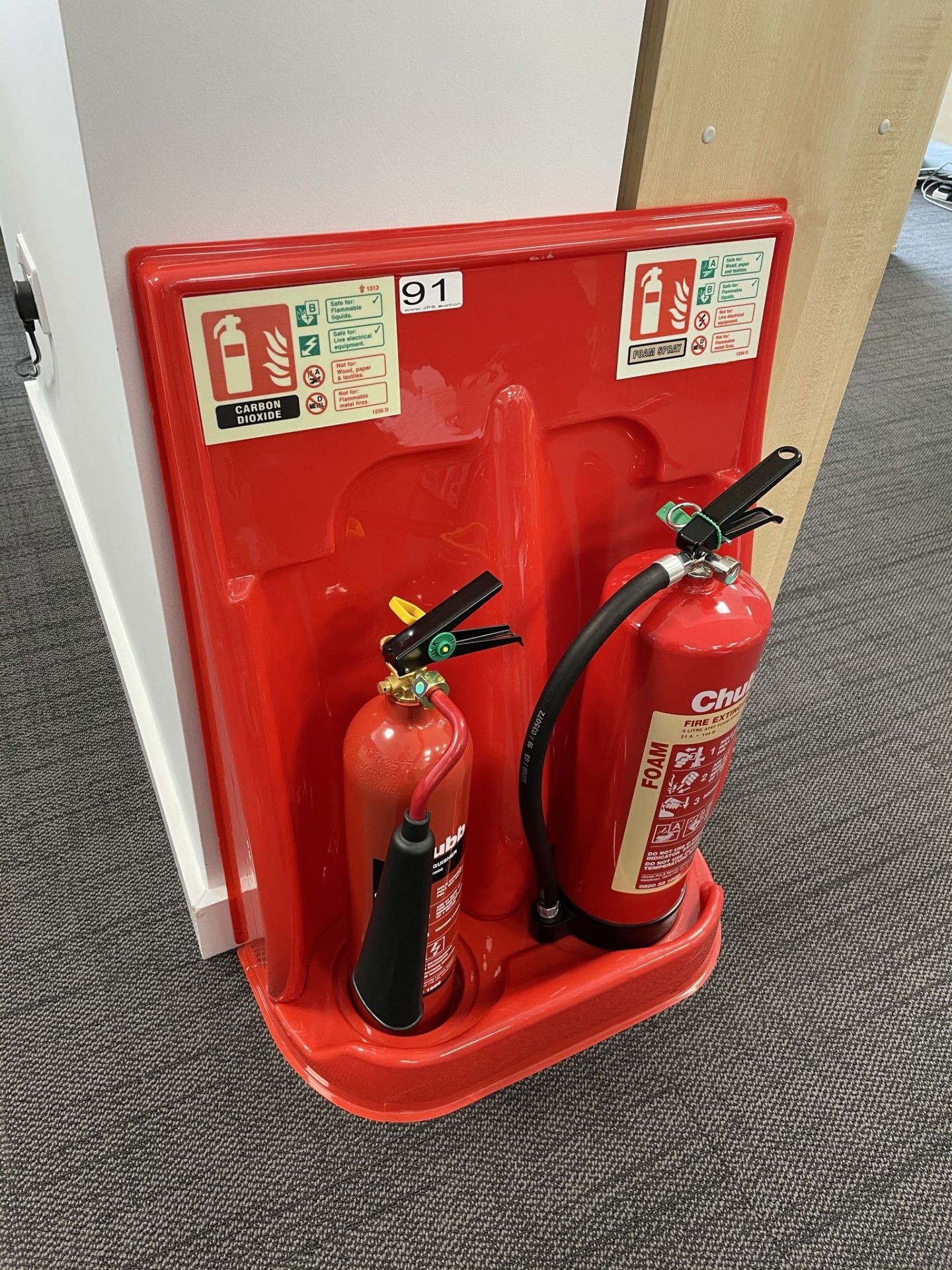 2 x Chubb 2kg/6L Carbon Dioxide & AFFF Foam Spray Fire Extinguishers w/ Stand