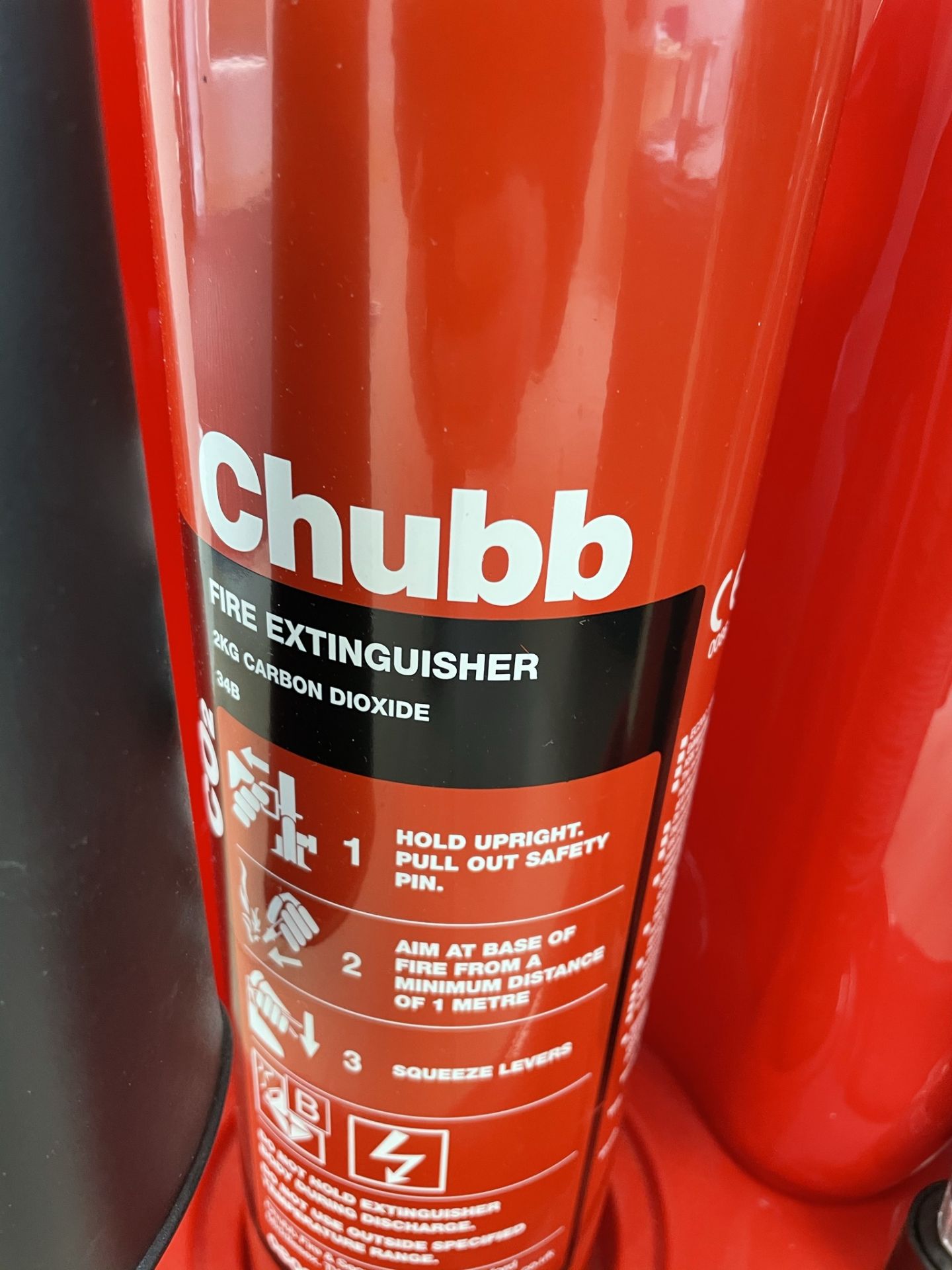 2 x Chubb 2kg/6L Carbon Dioxide & AFFF Foam Spray Fire Extinguishers w/ Stand - Image 2 of 3