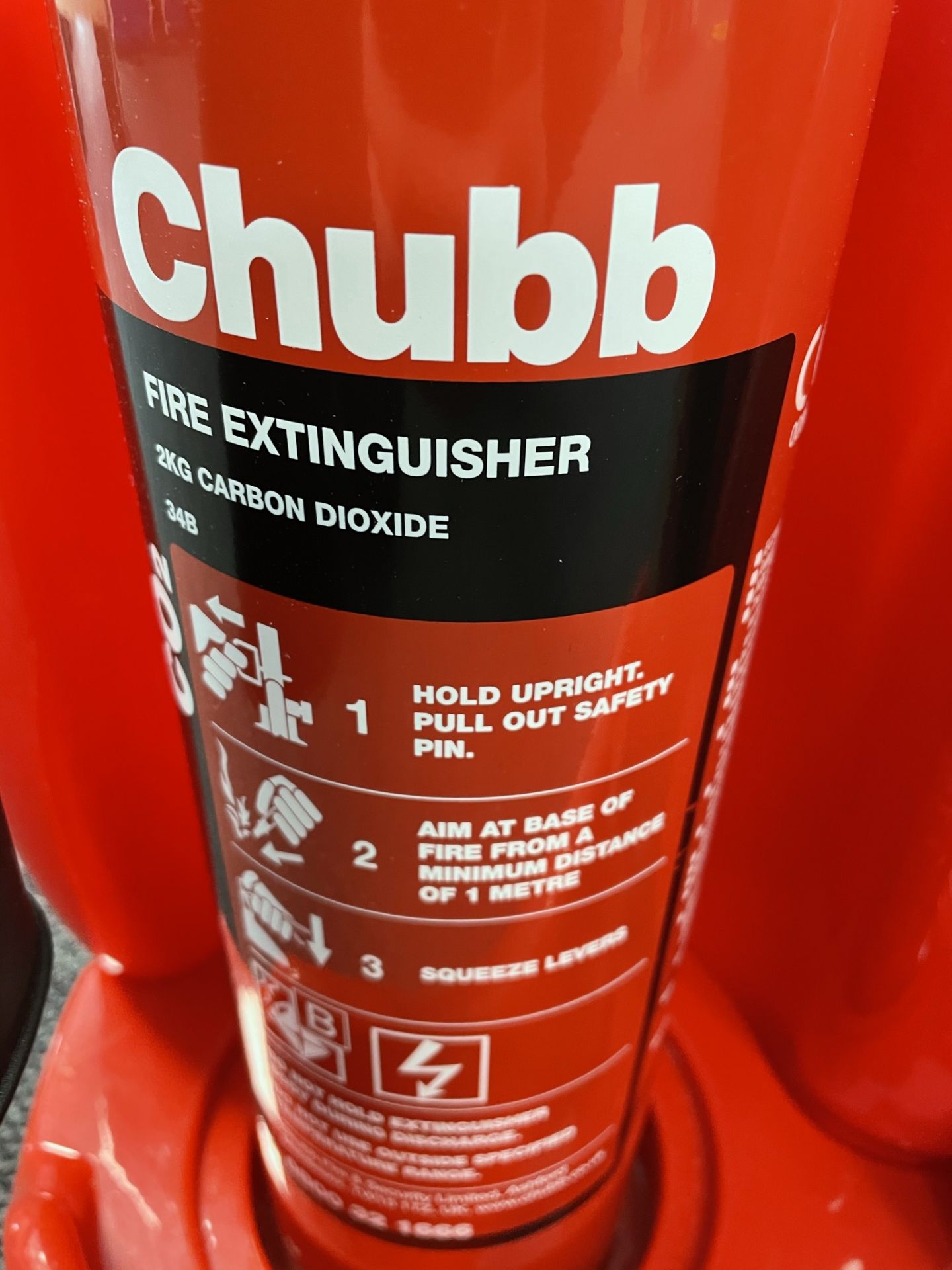 2 x Chubb 2kg/6L Carbon Dioxide & AFFF Foam Spray Fire Extinguishers w/ Stand - Image 2 of 3