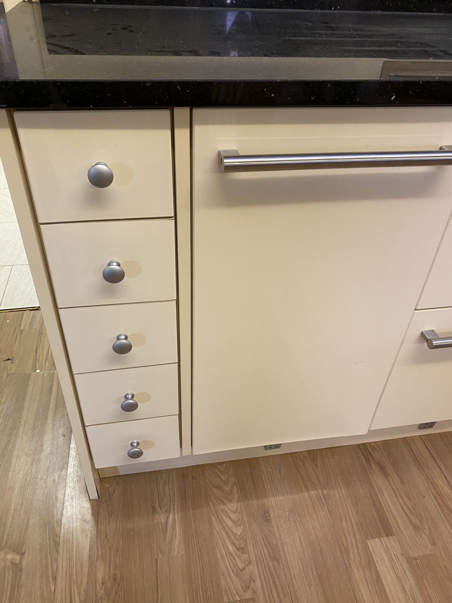 White Gloss Kitchen Display with Accessories | see photograph and description - Image 4 of 8