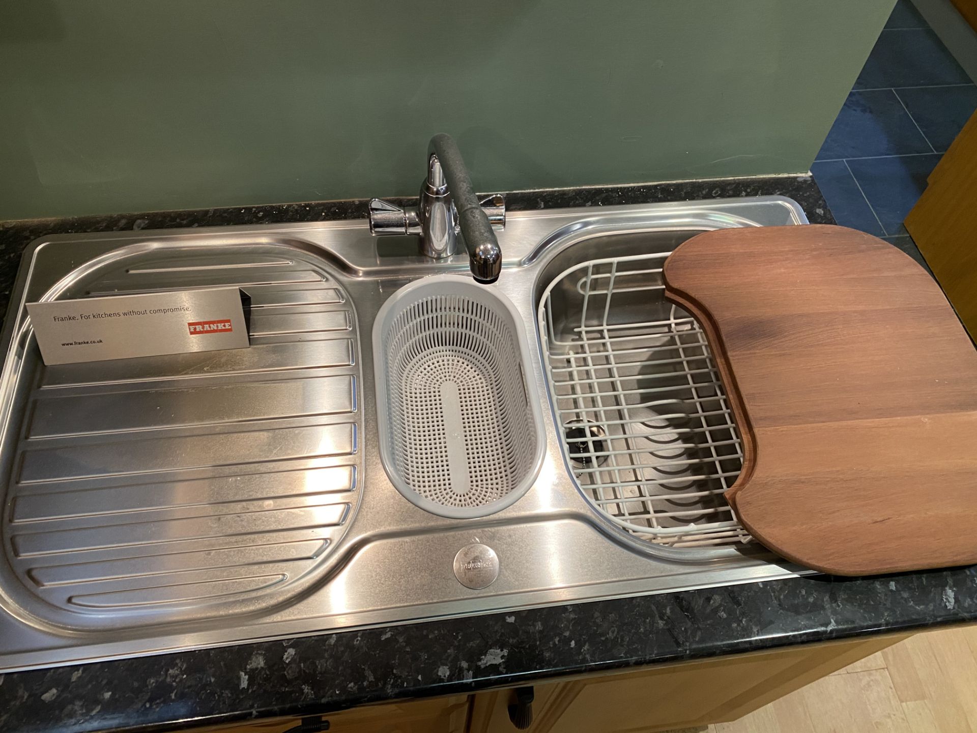 L Shaped Kitchen Display Unit w/Franke Sink & Mixer Taps - Image 5 of 6