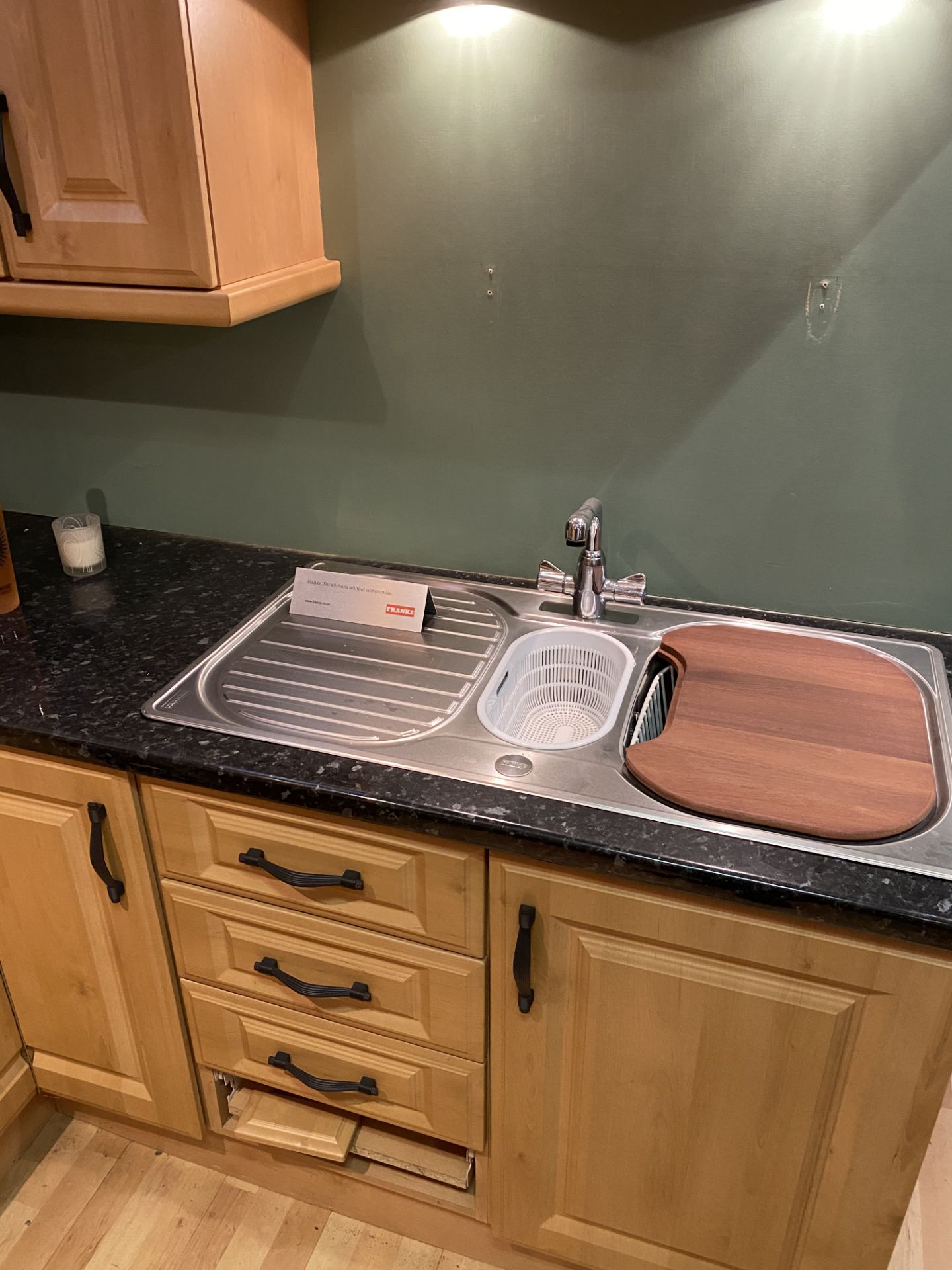 L Shaped Kitchen Display Unit w/Franke Sink & Mixer Taps - Image 3 of 6