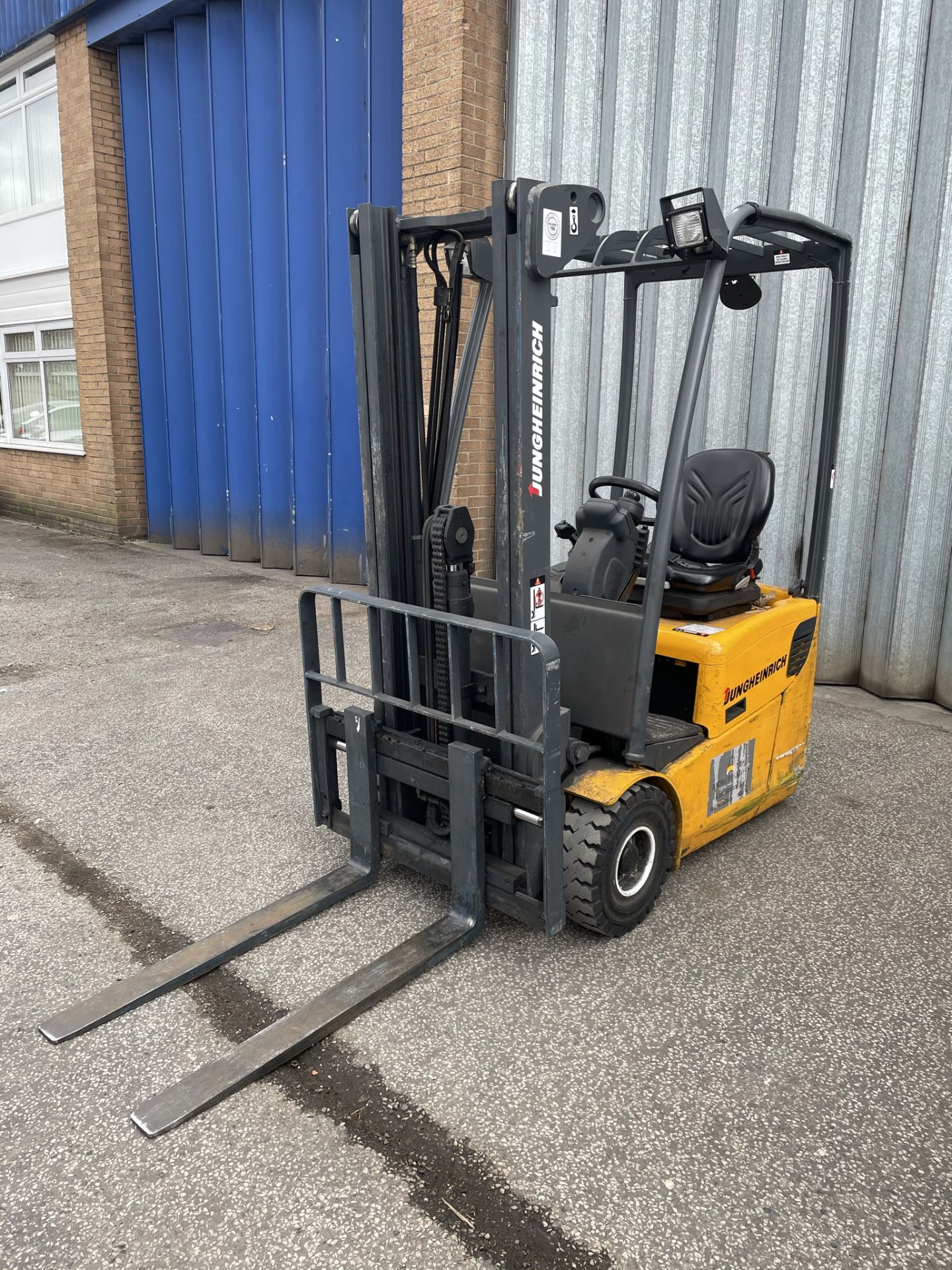 Jungheinrich EFG110 1000kg Electric Forklift Truck w/ Charger | 3,779 Hours