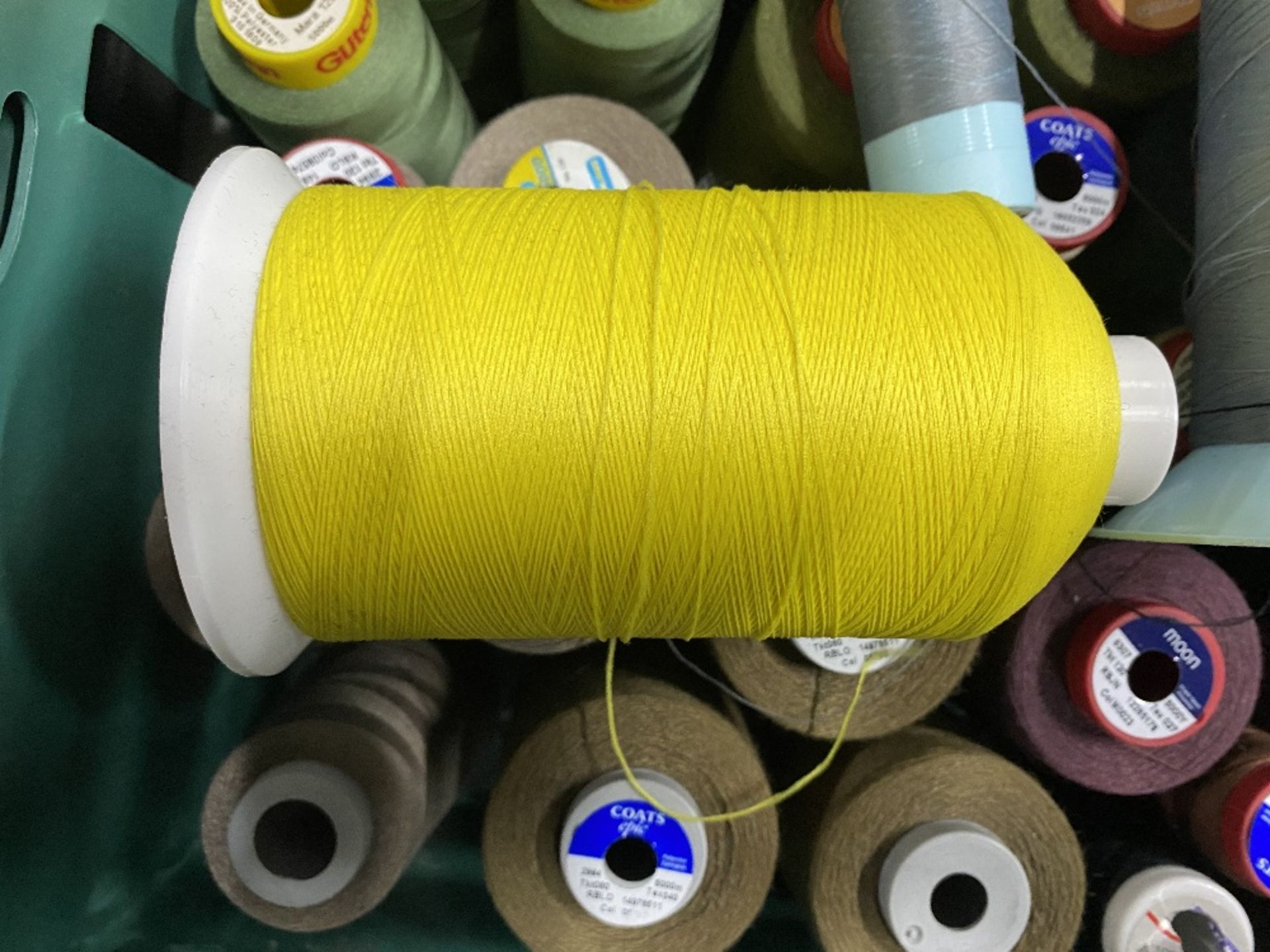 Approximately 225 x Various Colours & Sizes Of Polyester Sewing & Overlocking Thread - Image 26 of 28