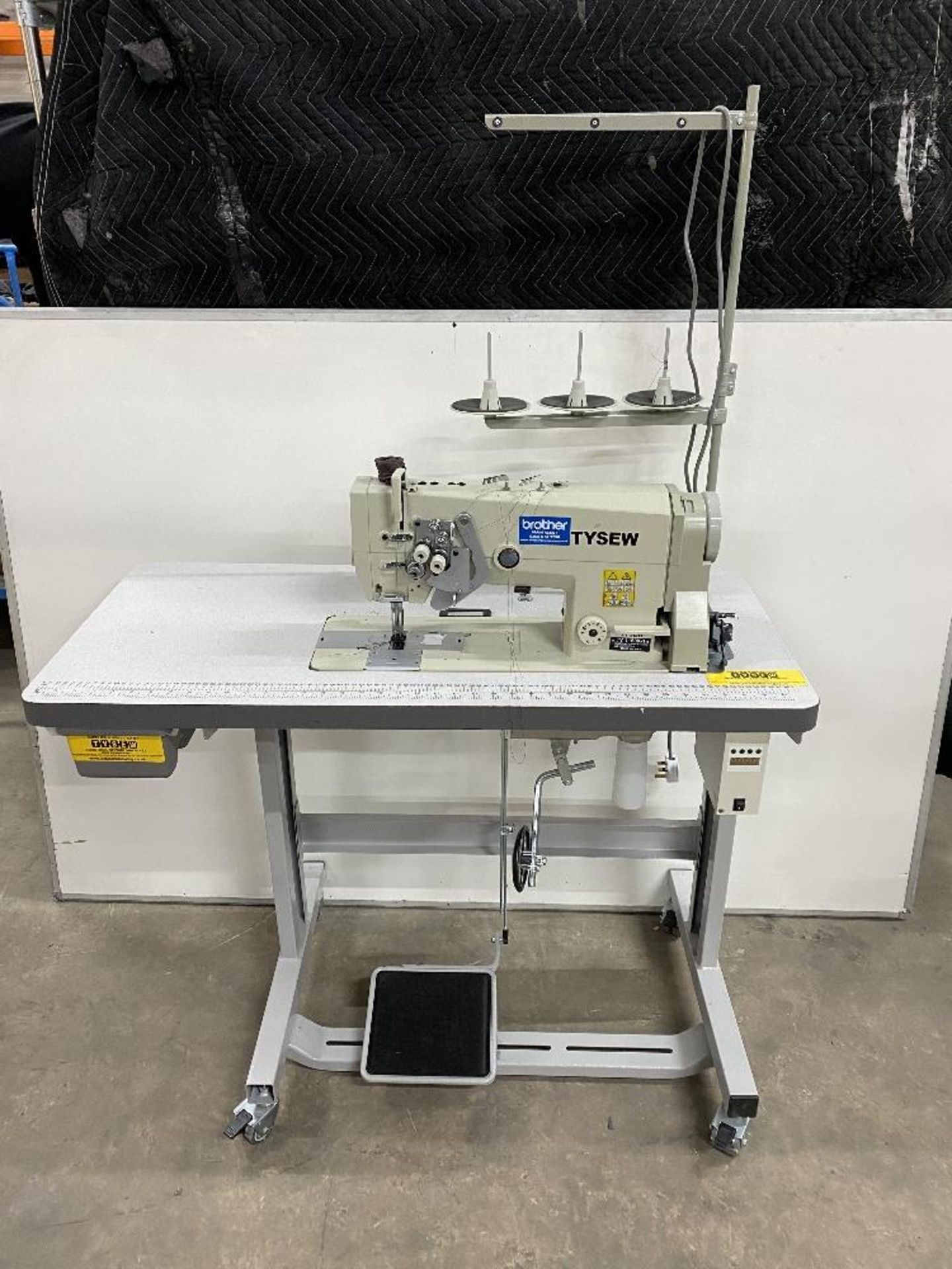 Tysew TY-1160K-1 Twin Needle Lockstitch Straight Stitch Industrial Sewing Machine w/ Stand & Table