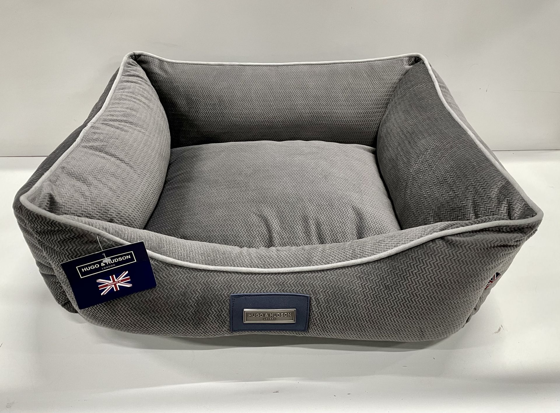 Hugo & Hudson M Suede Pet Bed - Grey - RRP£59.99