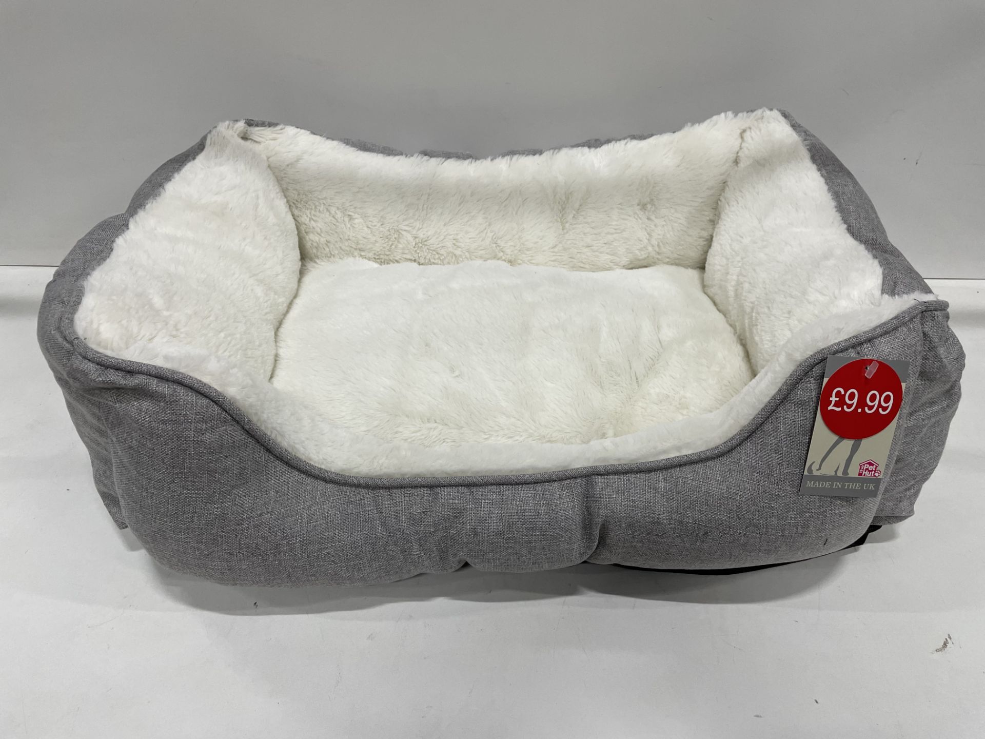 28 x Linen Square M Pet Beds - Grey - RRP£279 - RETAILER LABEL TO BE REMOVED