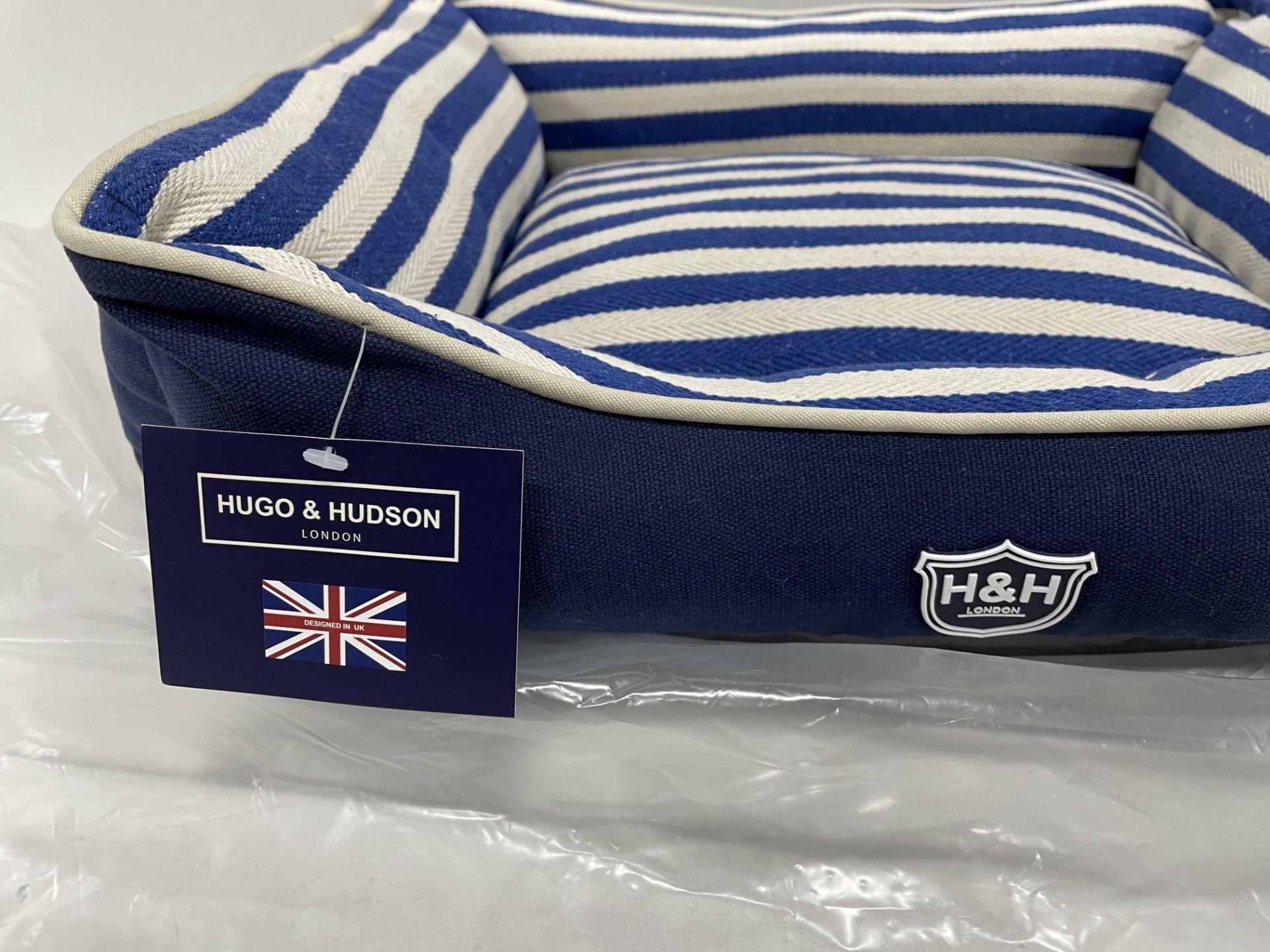 Hugo & Hudson S Striped Pattern Canvas Pet Bed - Blue/Cream - RRP£39.99 - Image 2 of 3