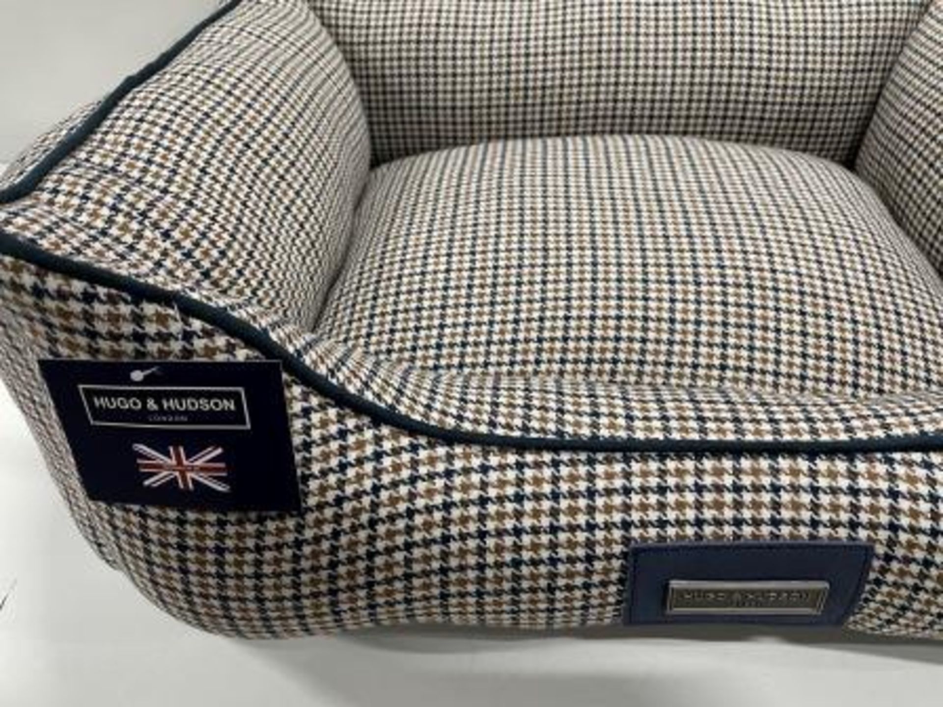 Hugo & Hudson M Tweed Pet Bed - Navy/Brown - RRP£59.99 - Image 2 of 3