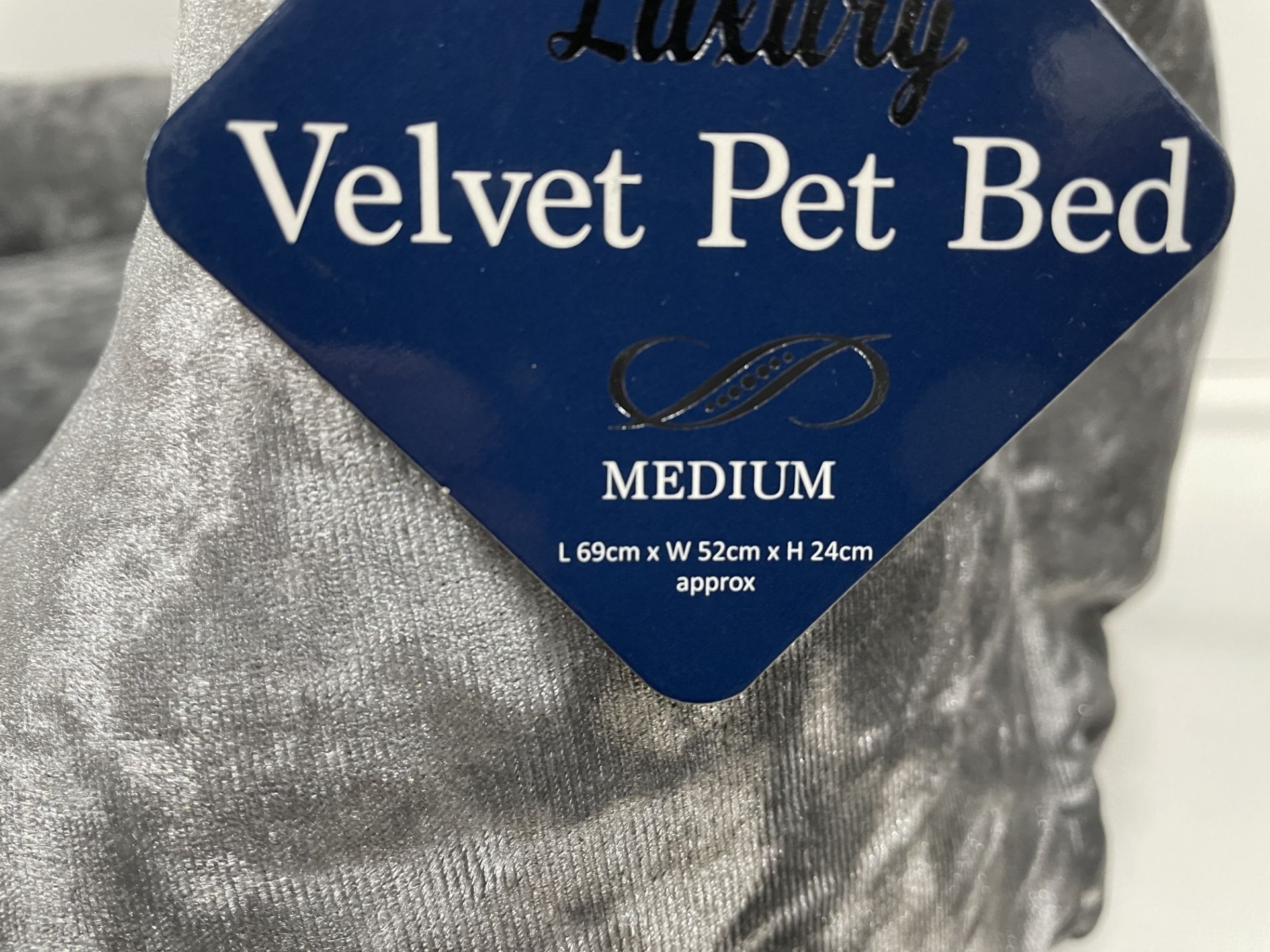 24 x Silver Luxury Velvet M Pet Beds - RETAILER LABEL TO BE REMOVED - Image 3 of 4