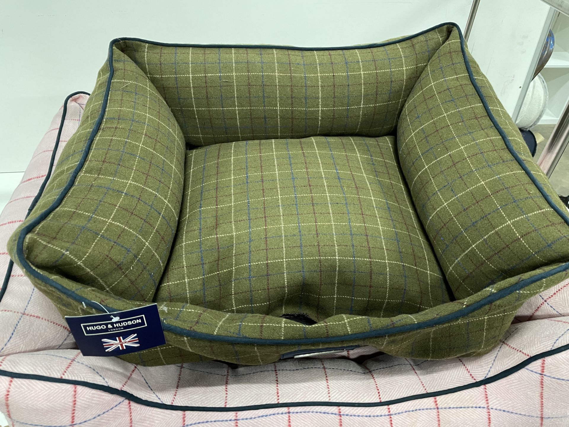 4+ x Hugo & Hudson Pet Beds & Covers - Samples/Faulty/Unfinished - As Pictured - Image 7 of 7