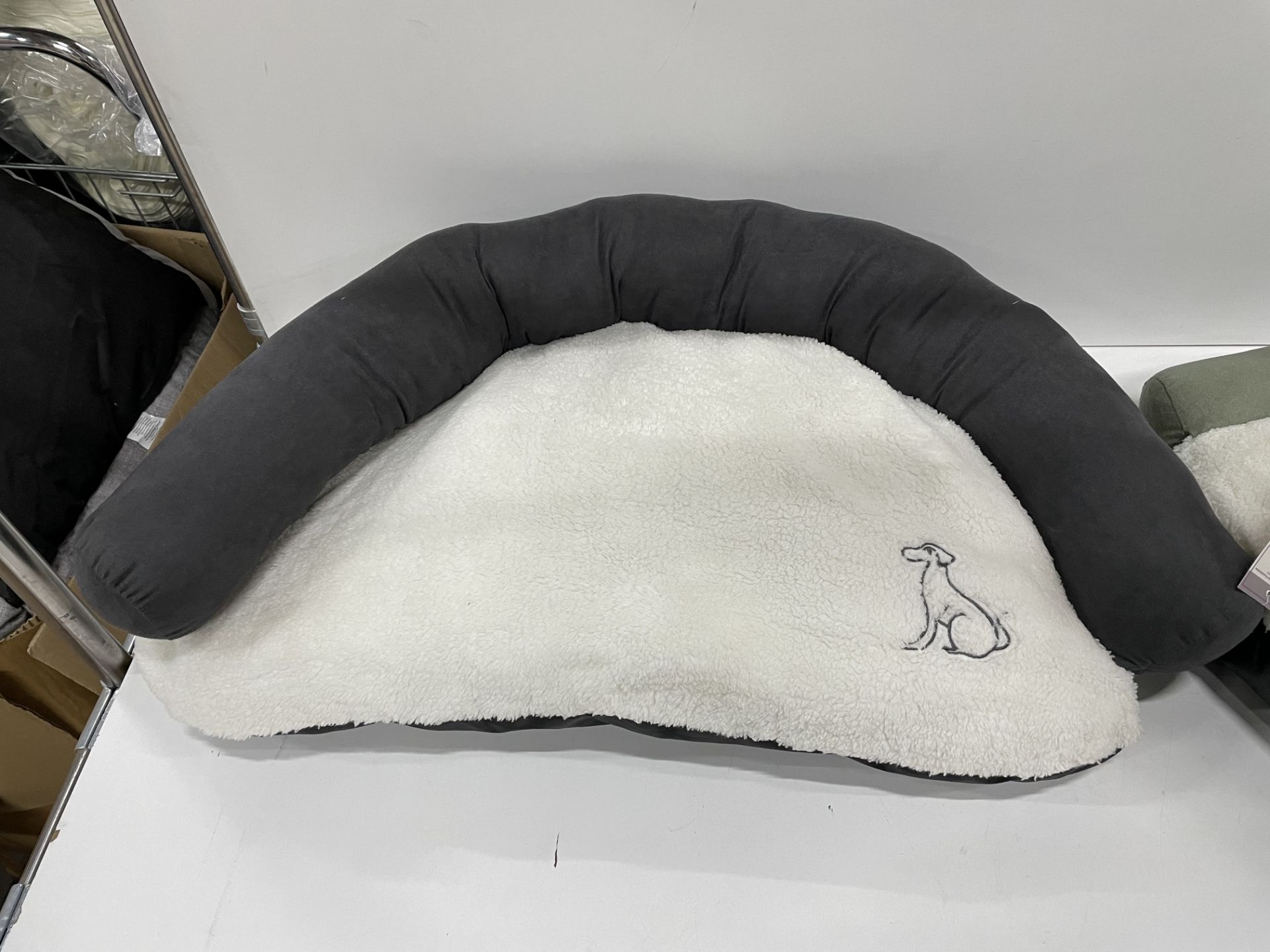 36 x Sofa Pet Beds - Various Colours - RRP£359 - RETAILER LABEL TO BE REMOVED - Image 3 of 6