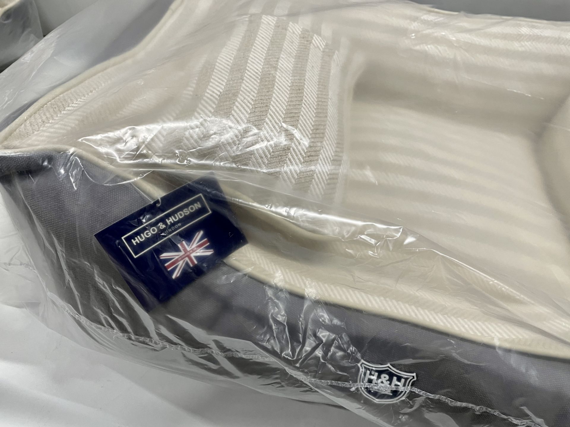 Hugo & Hudson M Striped Pattern Canvas Pet Bed - Grey/Cream/White - RRP£59.99 - Image 3 of 3
