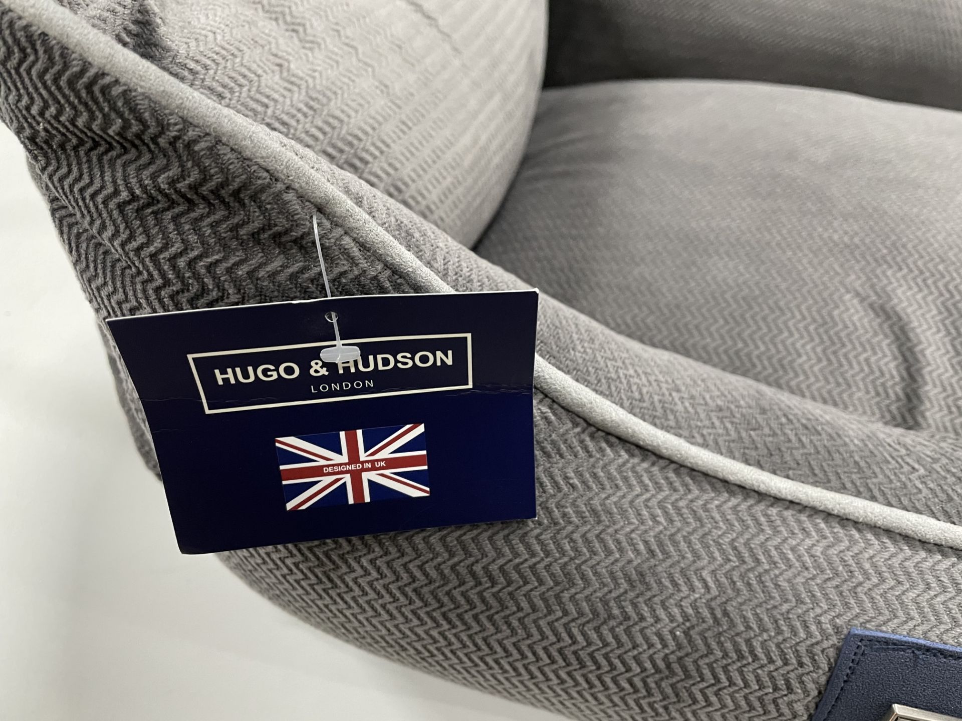 Hugo & Hudson M Suede Pet Bed - Grey - RRP£59.99 - Image 2 of 3