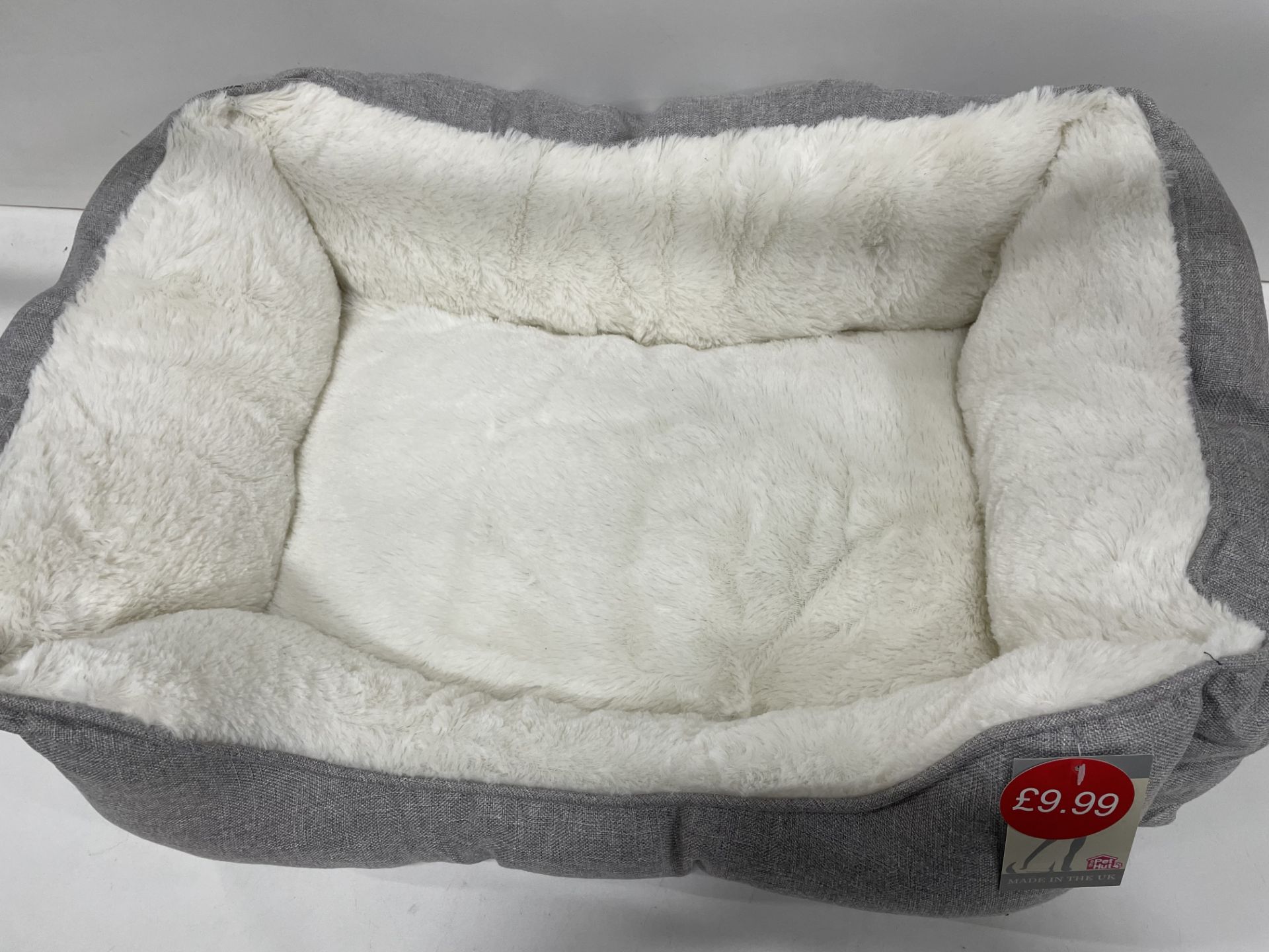 28 x Linen Square M Pet Beds - Grey - RRP£279 - RETAILER LABEL TO BE REMOVED - Image 3 of 4