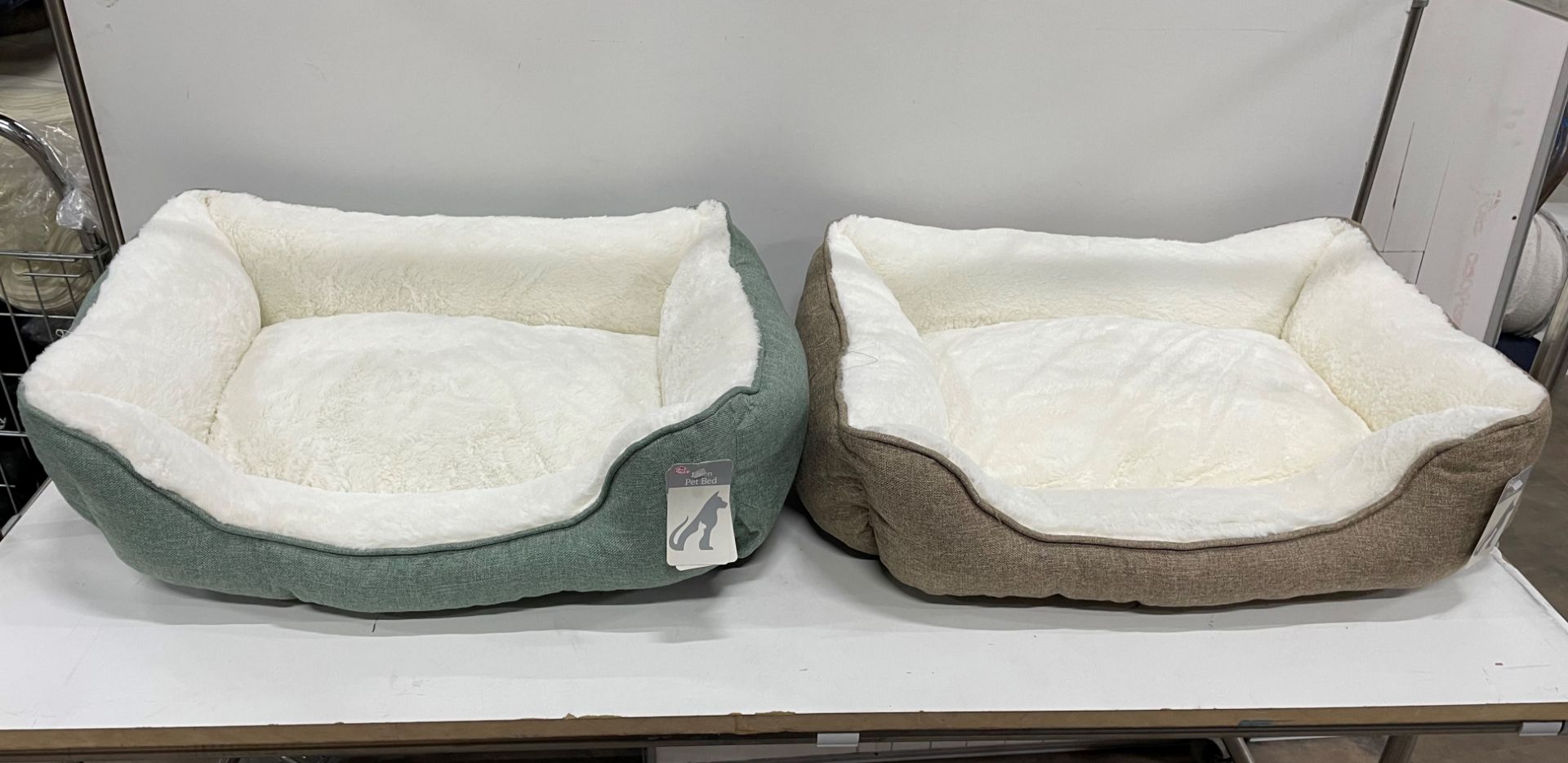 24 x Linen Square M Pet Beds - Brown/Green - RRP£279 - RETAILER LABEL TO BE REMOVED