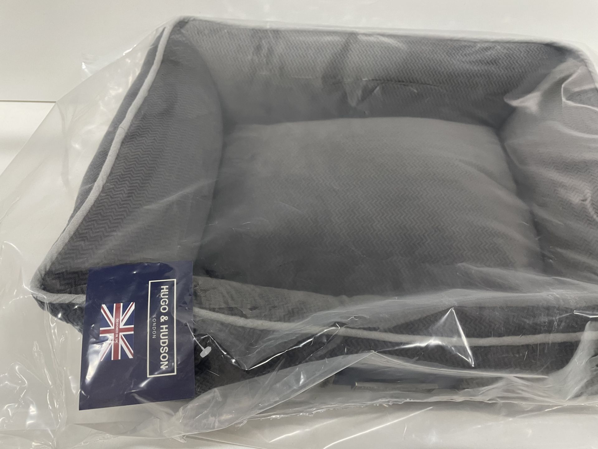 Hugo & Hudson S Suede Pet Bed - Grey - RRP£39.99 - Image 2 of 3