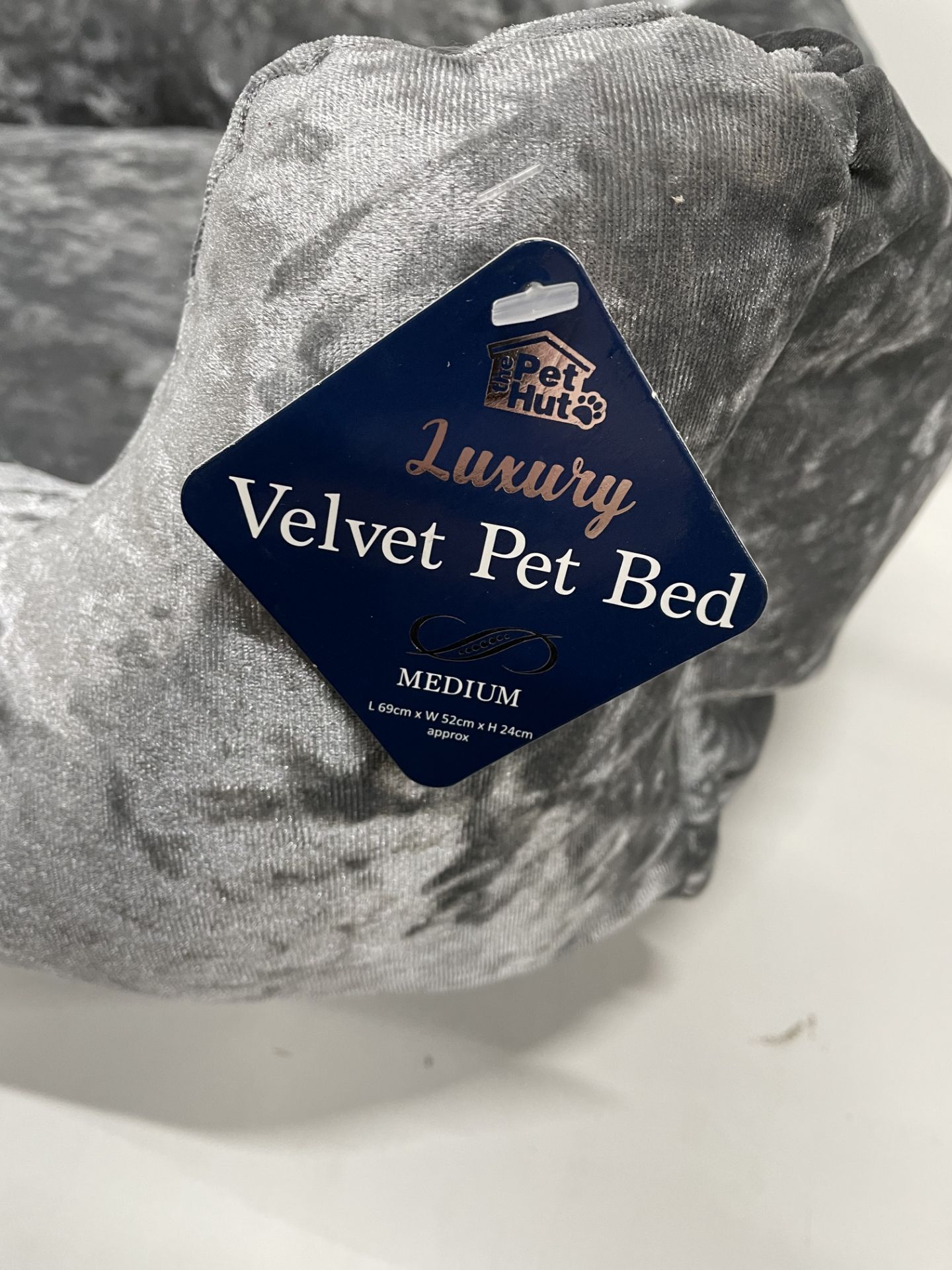 24 x Silver Luxury Velvet M Pet Beds - RETAILER LABEL TO BE REMOVED - Image 2 of 4