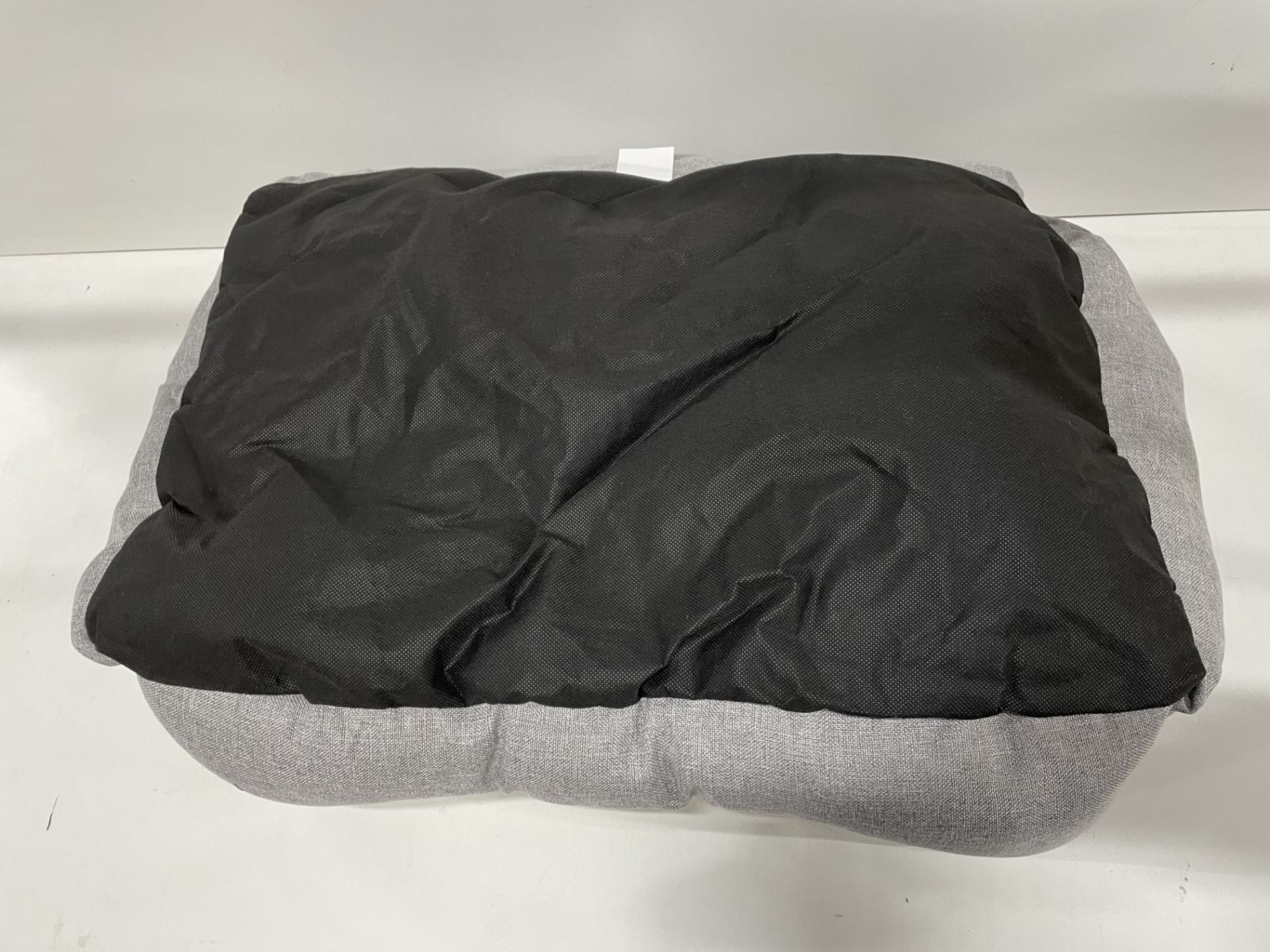 28 x Linen Square M Pet Beds - Grey - RRP£279 - RETAILER LABEL TO BE REMOVED - Image 4 of 4