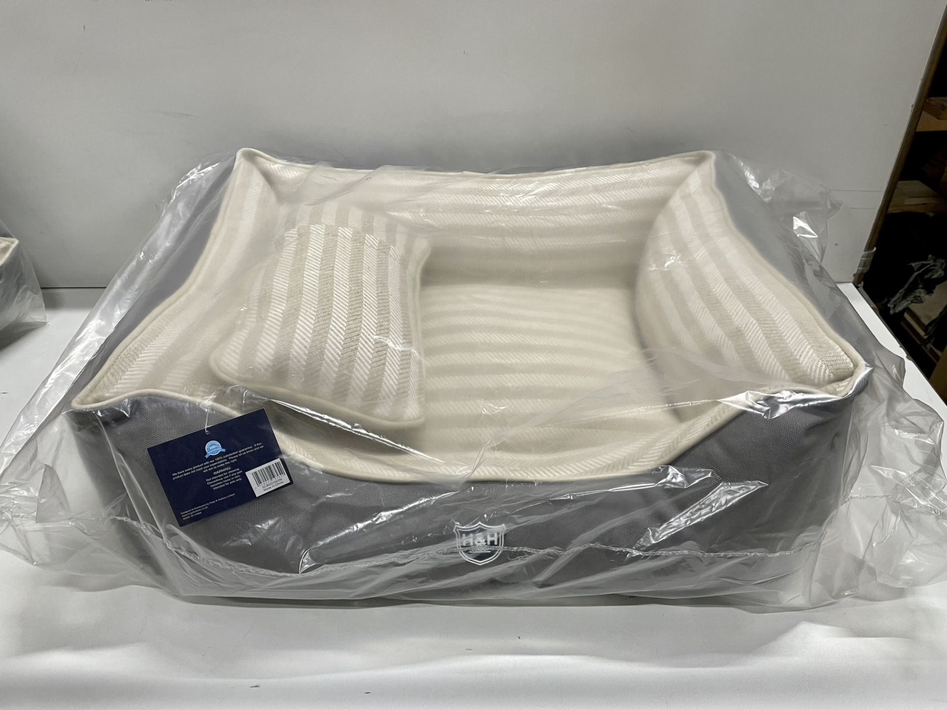 Hugo & Hudson M Striped Pattern Canvas Pet Bed - Grey/Cream/White - RRP£59.99 - Image 2 of 3