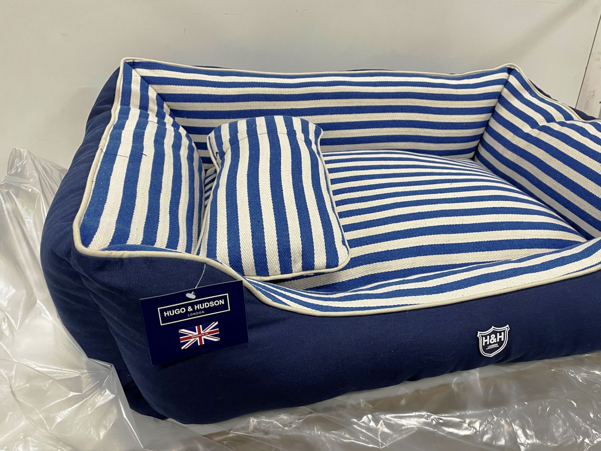 Hugo & Hudson L Striped Pattern Canvas Pet Bed - Blue/Cream - RRP£79.99 - Image 2 of 3