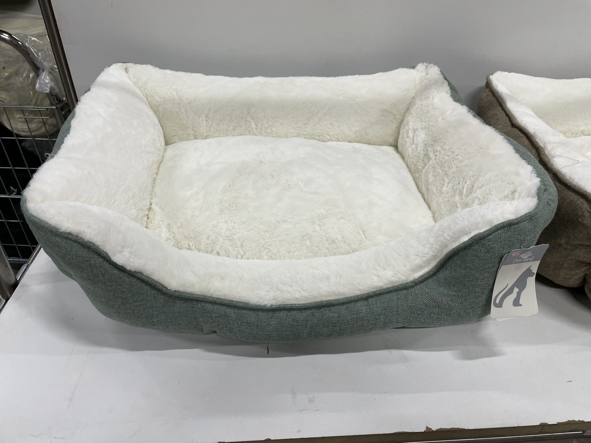 24 x Linen Square M Pet Beds - Brown/Green - RRP£279 - RETAILER LABEL TO BE REMOVED - Image 2 of 4