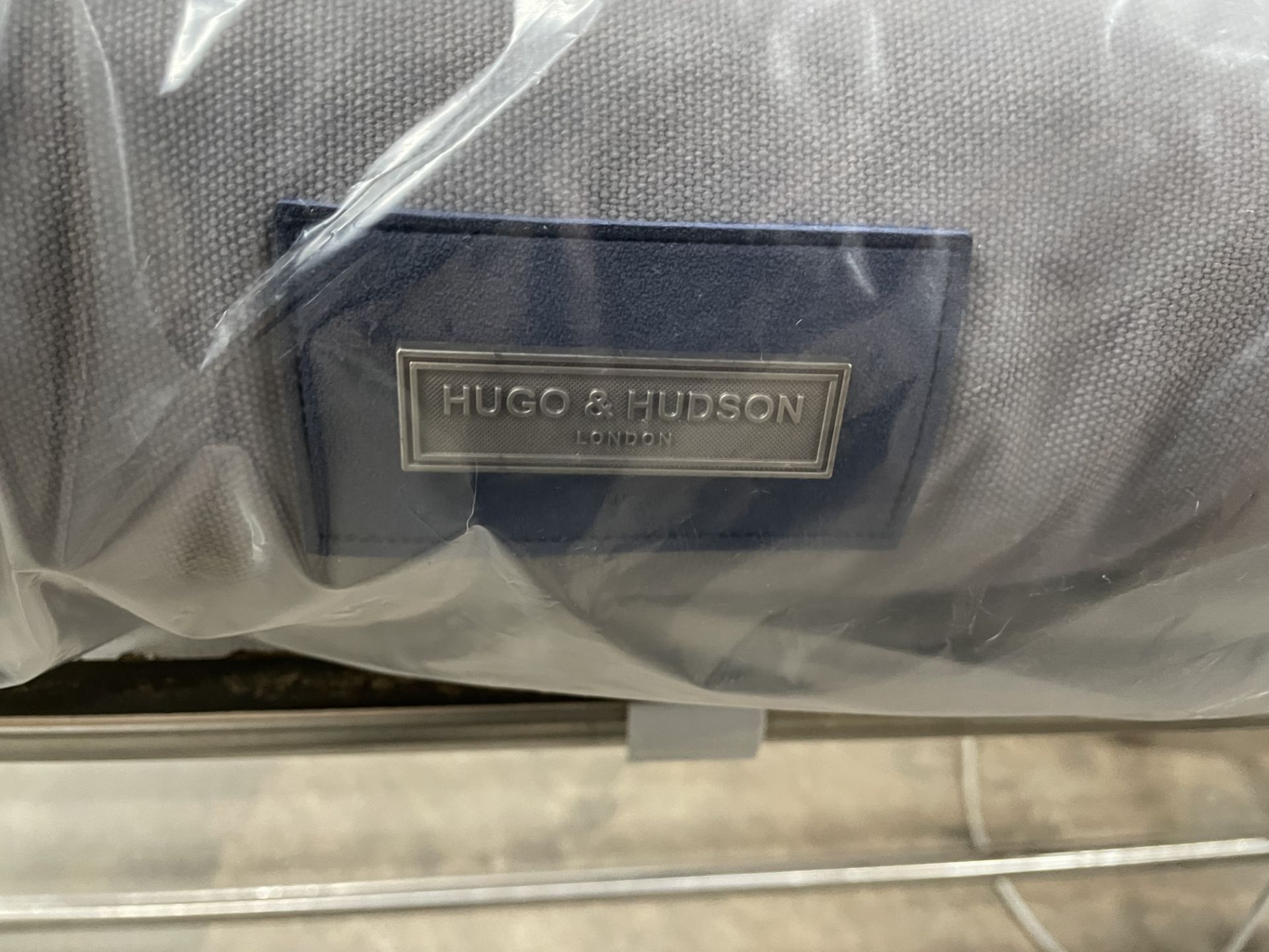 Hugo & Hudson L Grey Pet Bed - RRP£79.99 - Image 3 of 4