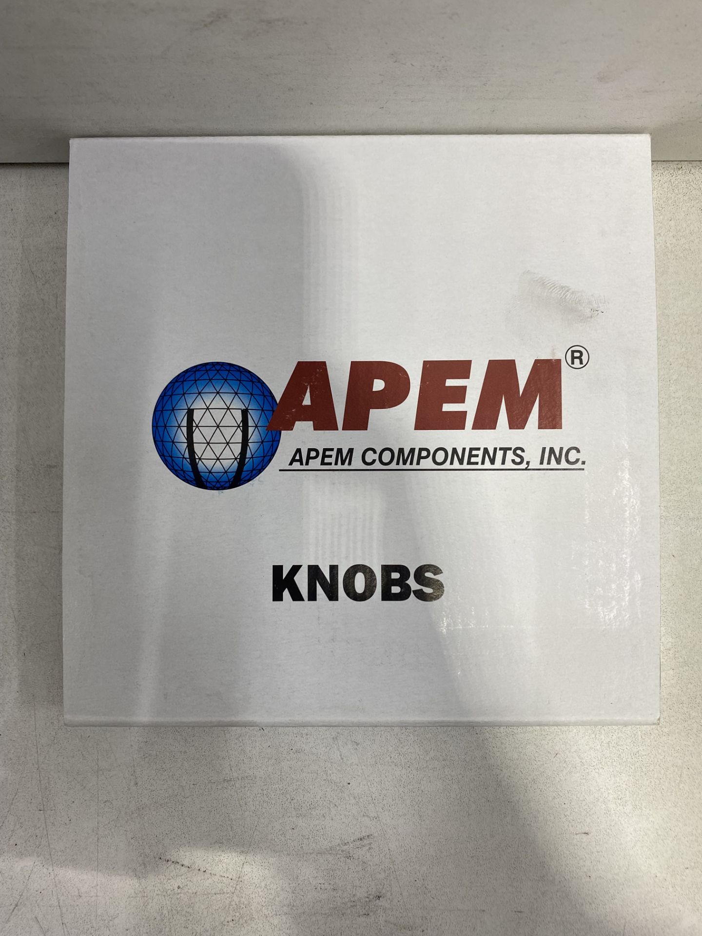 20 x Packs of 25 Apem Components Inc MPKES 90B1/4 Black Control Knobs/Dials - Image 2 of 4