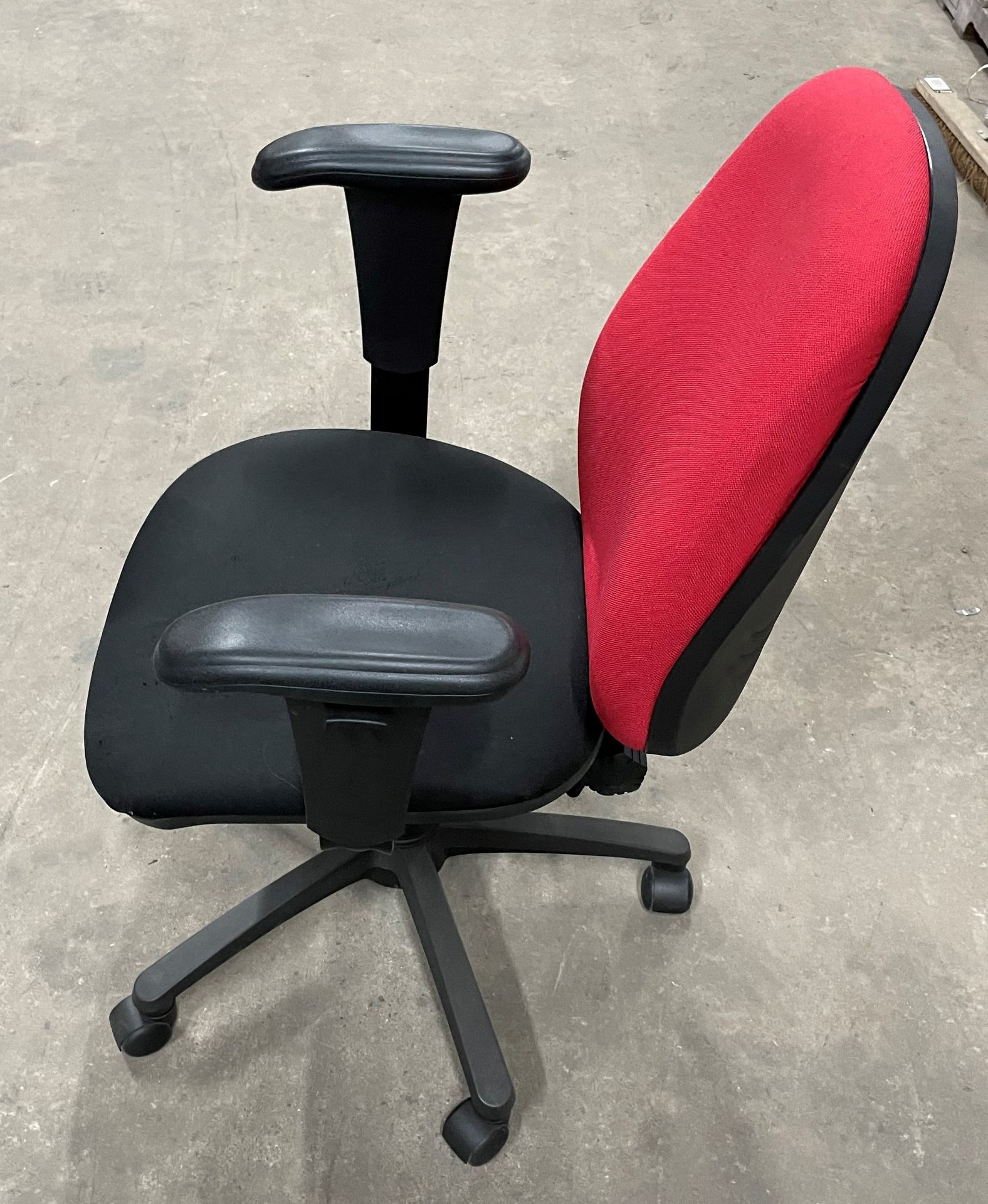 5 x Fabric Operator Chairs w/Arm Rests and Five Star Wheel Base - Image 4 of 4