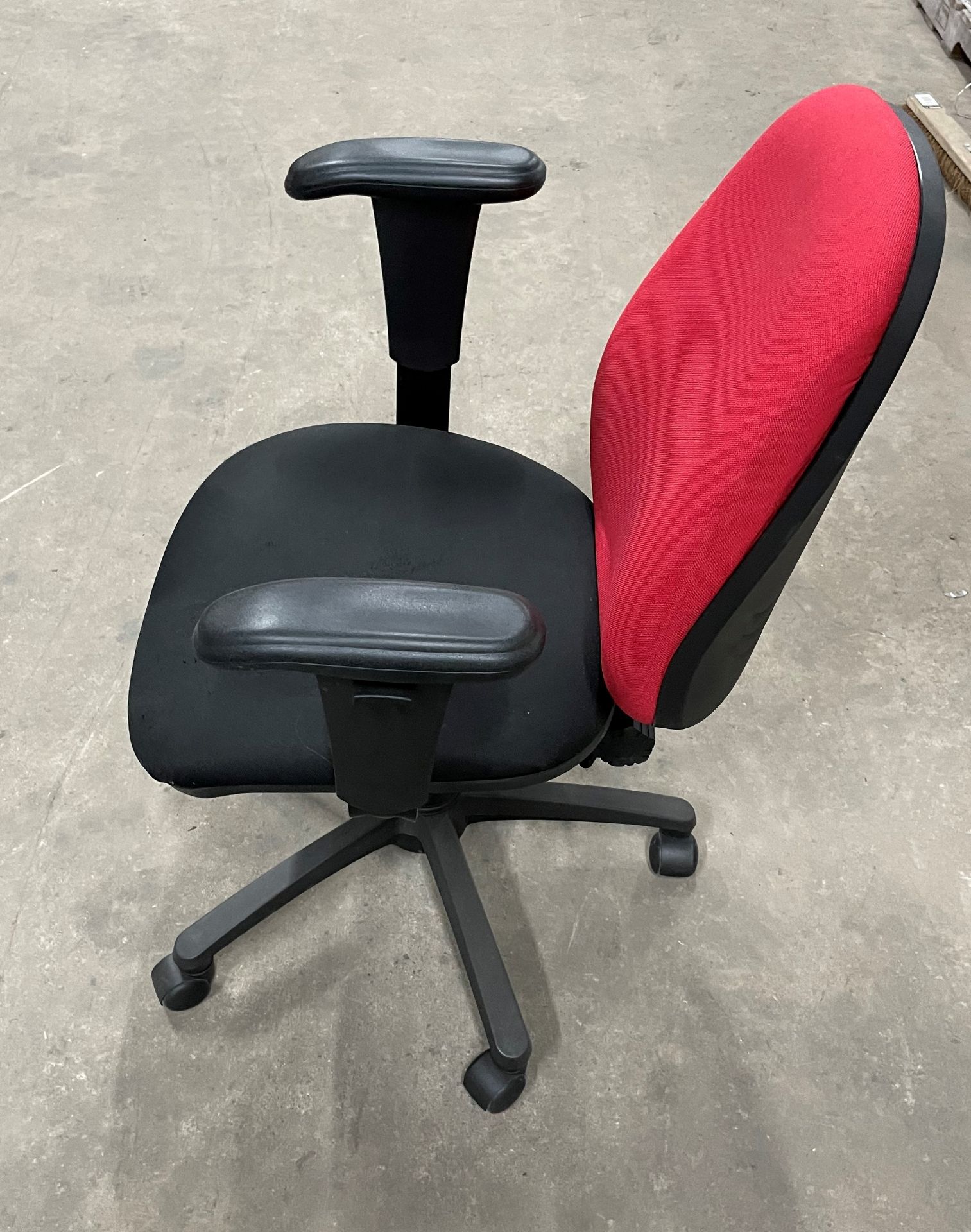 5 x Fabric Operator Chairs w/Arm Rests and Five Star Wheel Base - Image 4 of 4