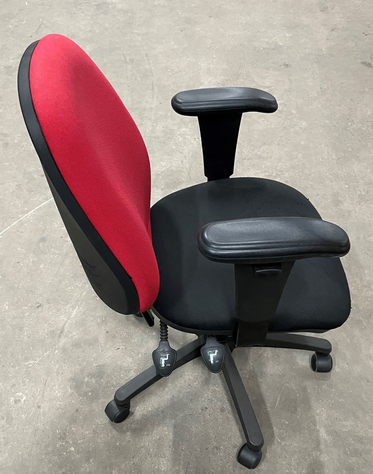 5 x Fabric Operator Chairs w/Arm Rests and Five Star Wheel Base - Image 2 of 4