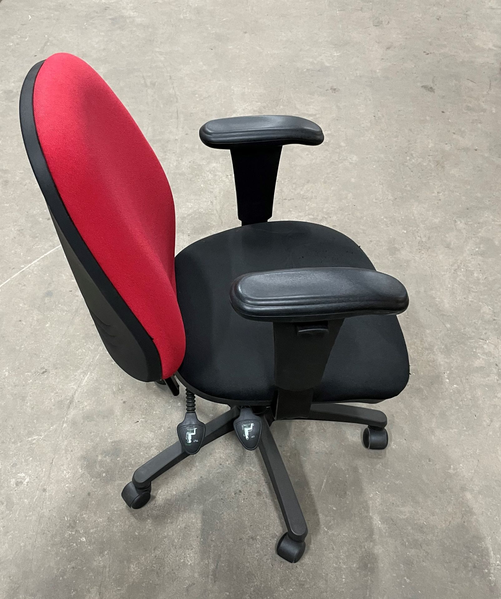 5 x Fabric Operator Chairs w/Arm Rests and Five Star Wheel Base - Image 2 of 4