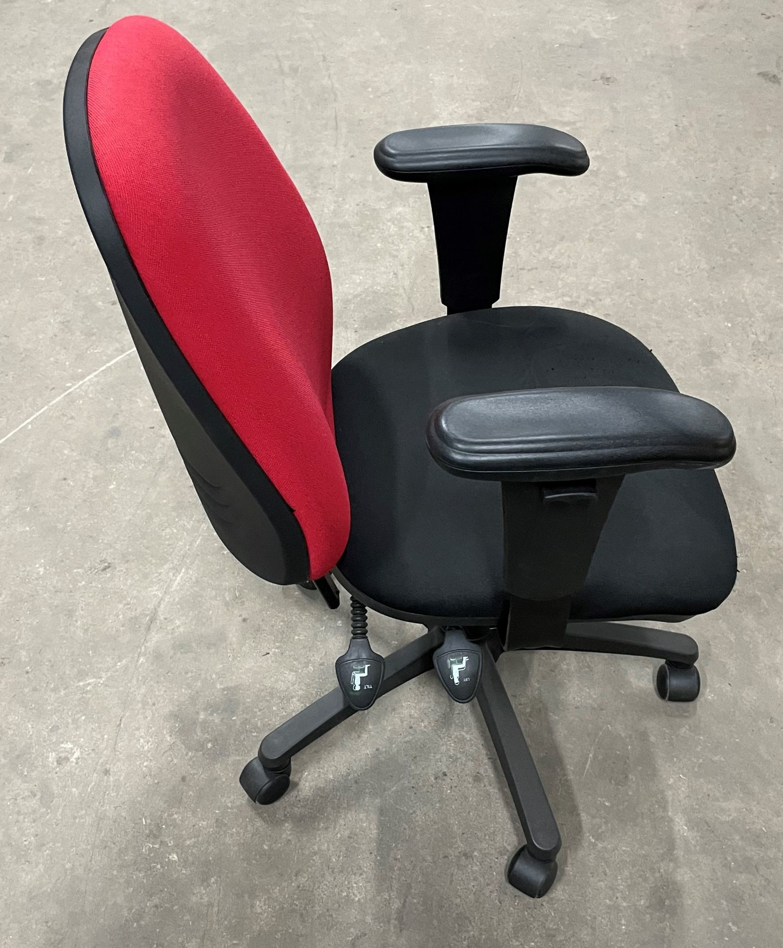 5 x Fabric Operator Chairs w/Arm Rests and Five Star Wheel Base - Image 2 of 4