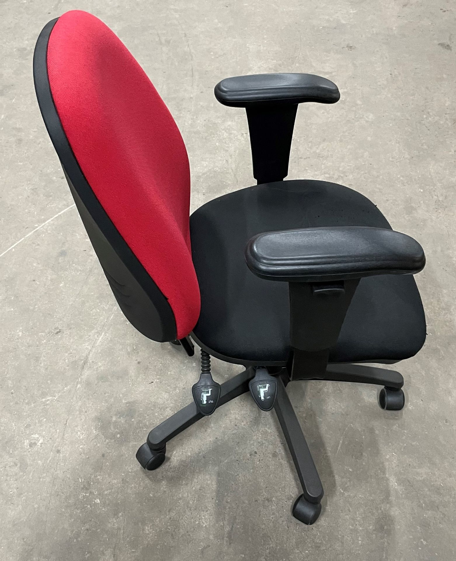 5 x Fabric Operator Chairs w/Arm Rests and Five Star Wheel Base - Image 2 of 4