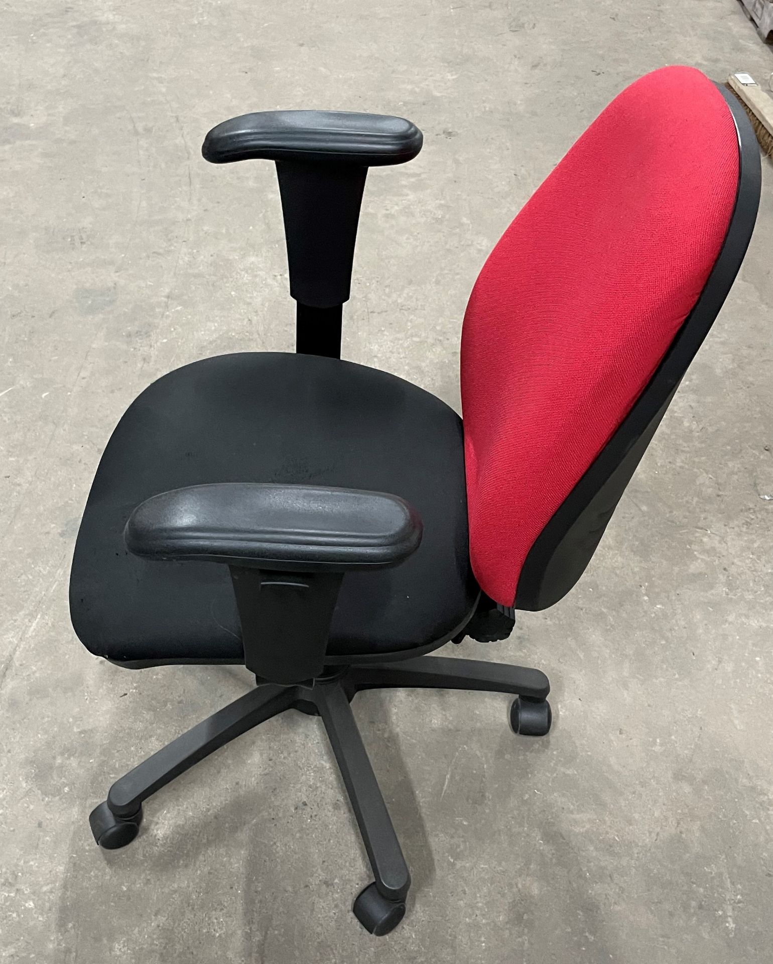 5 x Fabric Operator Chairs w/Arm Rests and Five Star Wheel Base - Image 4 of 4