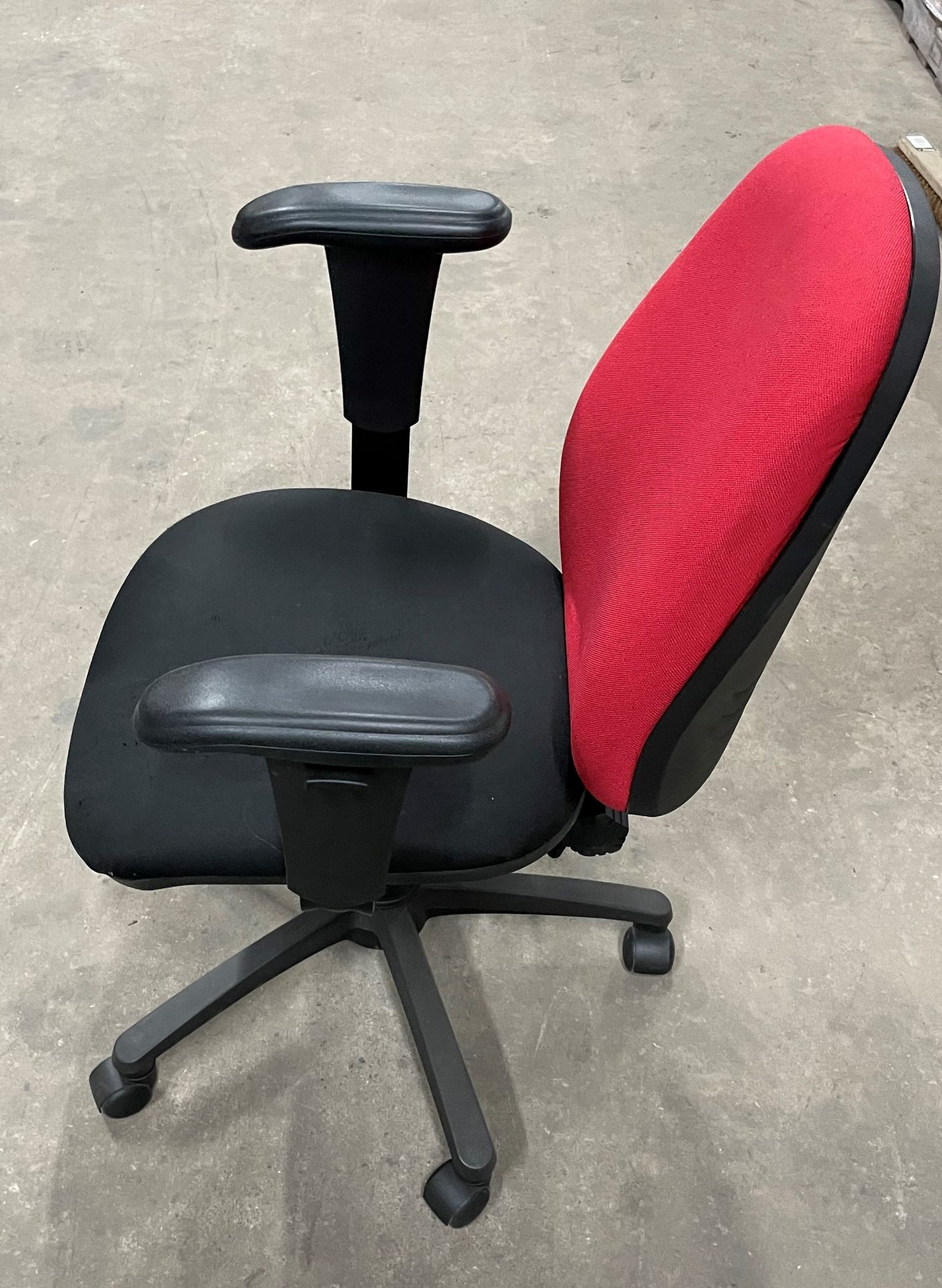 5 x Fabric Operator Chairs w/Arm Rests and Five Star Wheel Base - Image 4 of 4