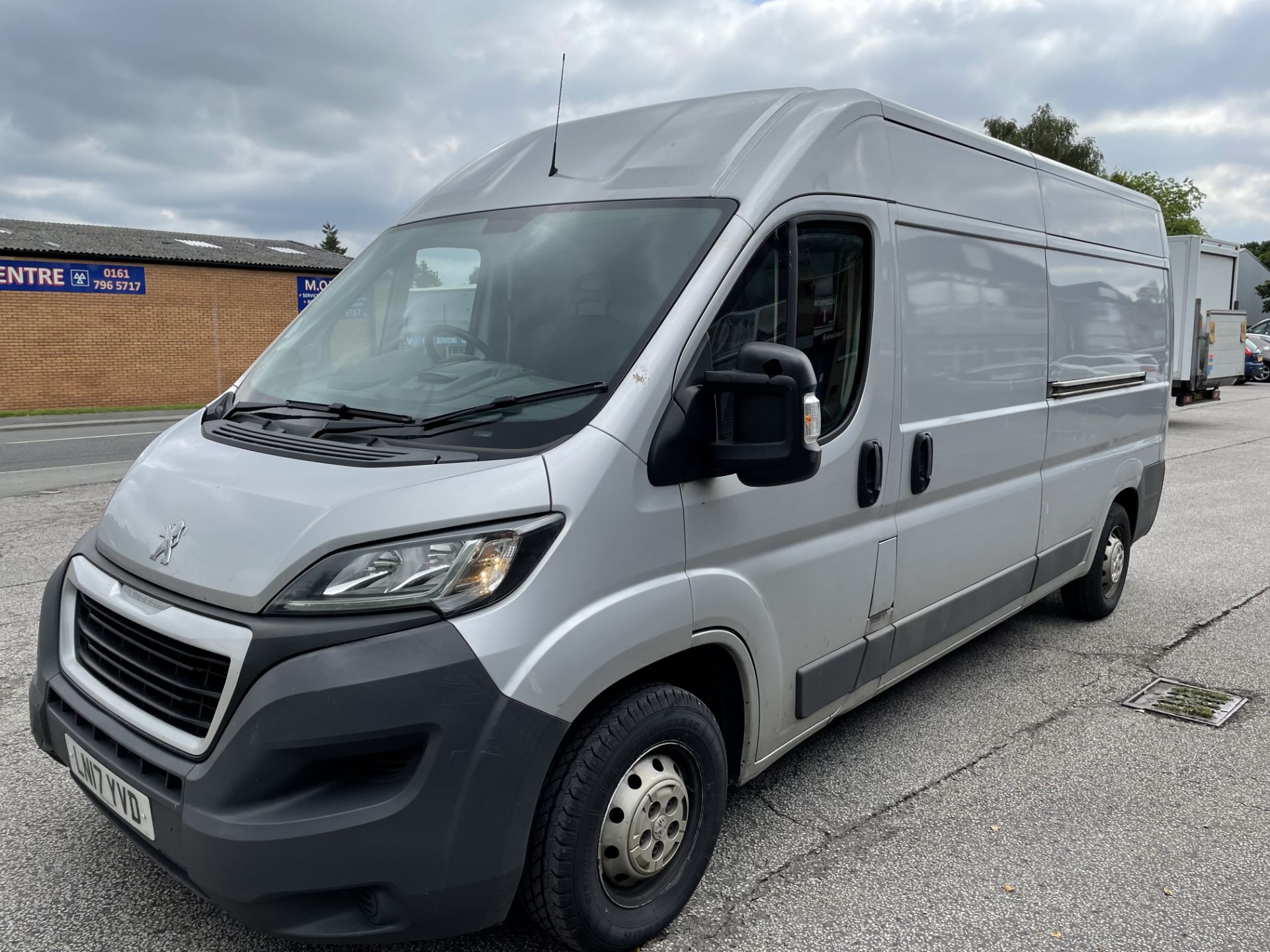 Peugeot Boxer 335 Pro L3H2 Blue H Panel Van | Reg: LN17 YVD | 77,277 Miles - Image 3 of 15