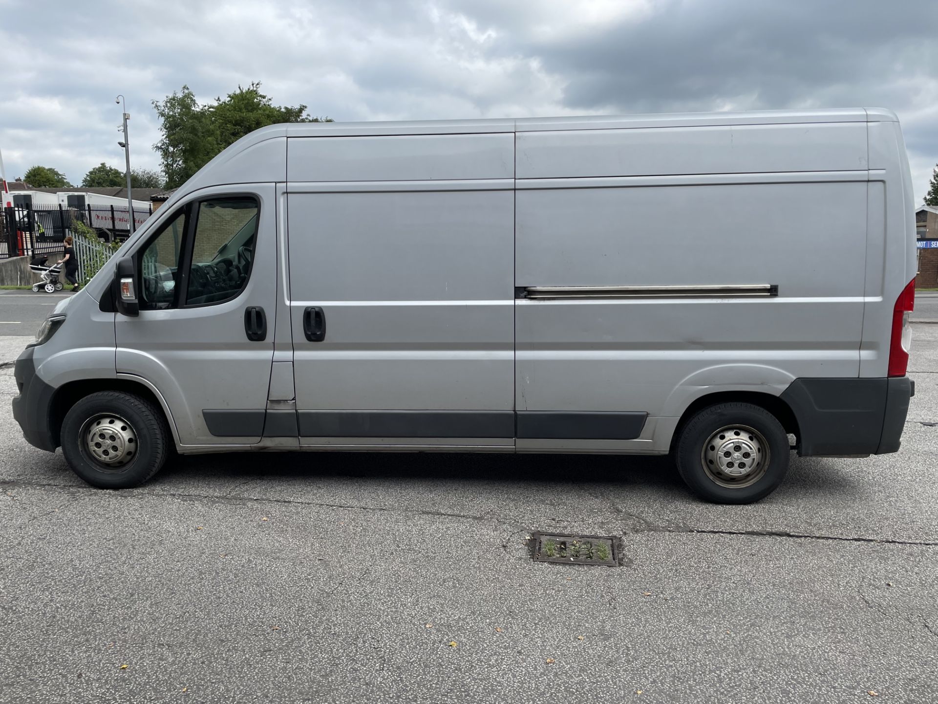 Peugeot Boxer 335 Pro L3H2 Blue H Panel Van | Reg: LN17 YVD | 77,277 Miles - Image 4 of 15