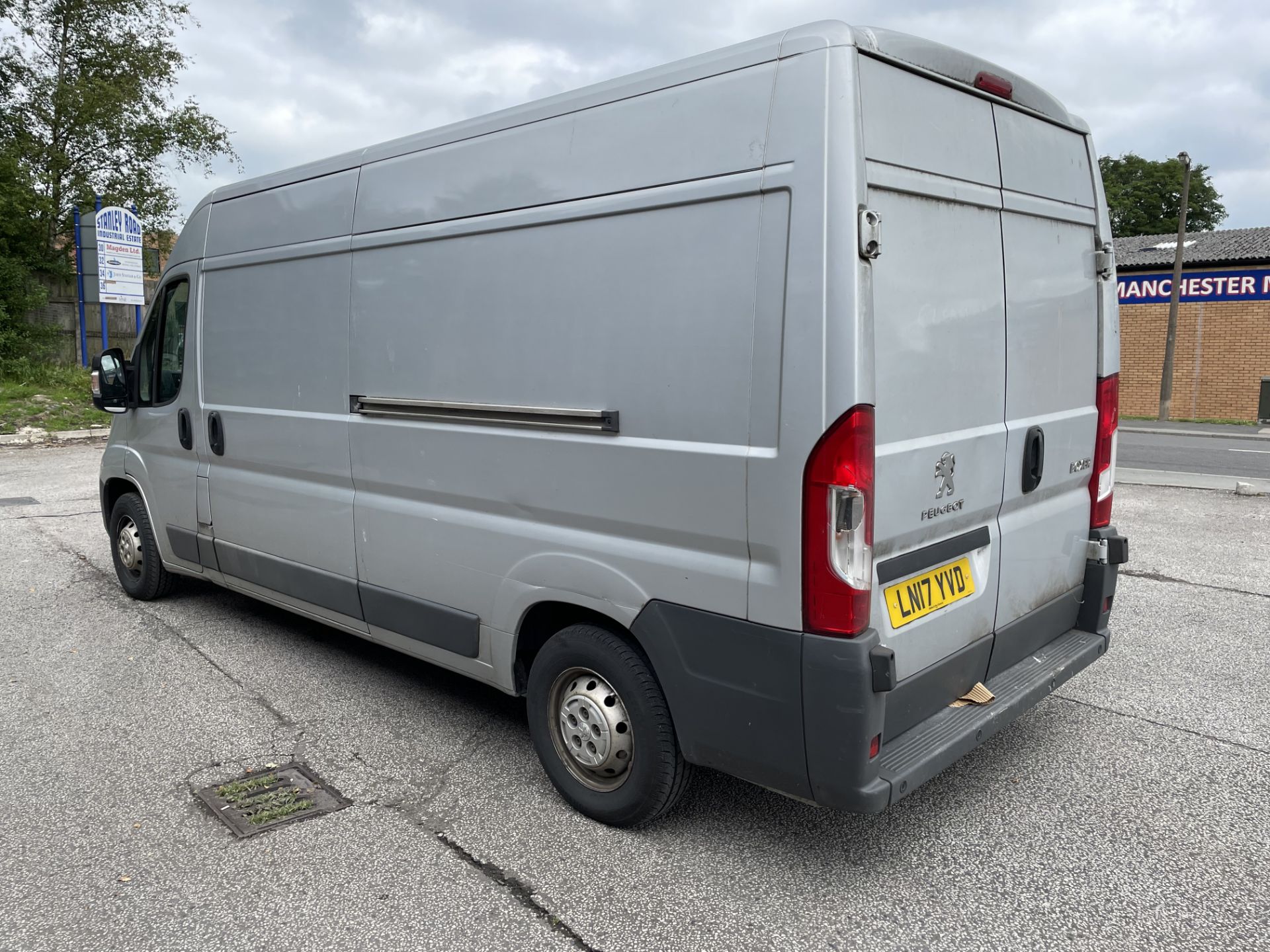 Peugeot Boxer 335 Pro L3H2 Blue H Panel Van | Reg: LN17 YVD | 77,277 Miles - Image 5 of 15