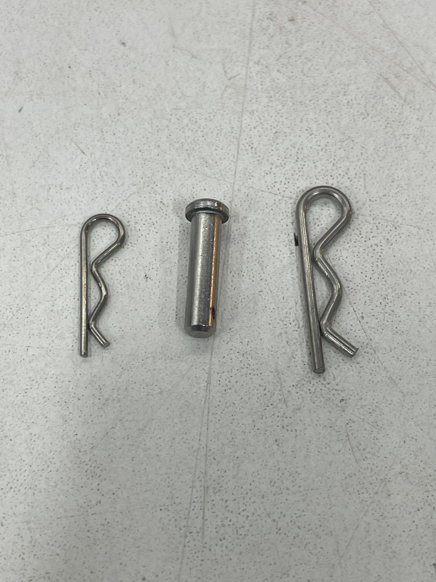 Approximately 2400 x Various Pins w/ 'R' Clips - Image 2 of 5