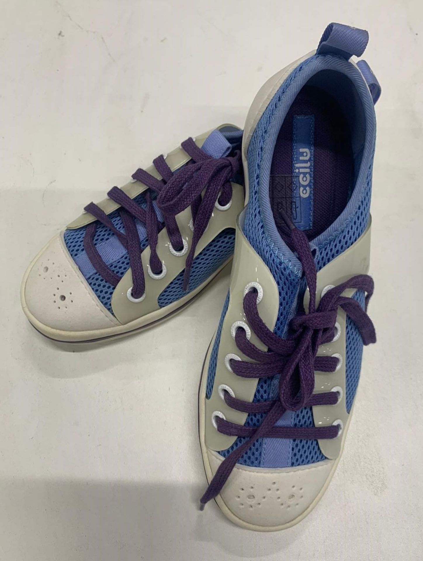 Pair Of CCILU White/Purple Plimsolls *DAMAGED BOX* | UK 2.5 - Image 3 of 3