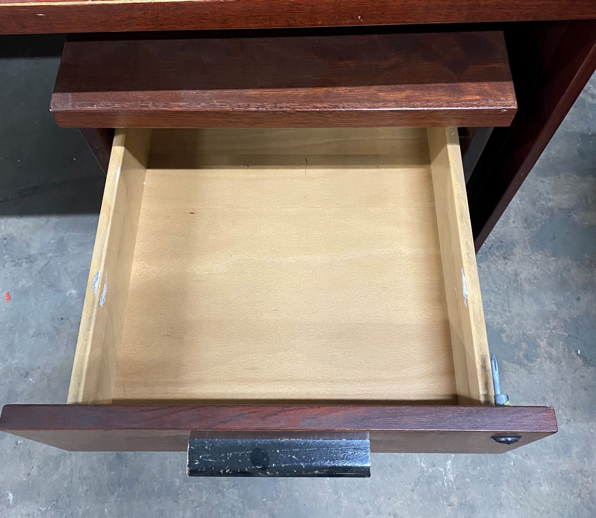 Dark Wood Office Desk w/ 2 x Pedestal Drawer Units - Image 4 of 4