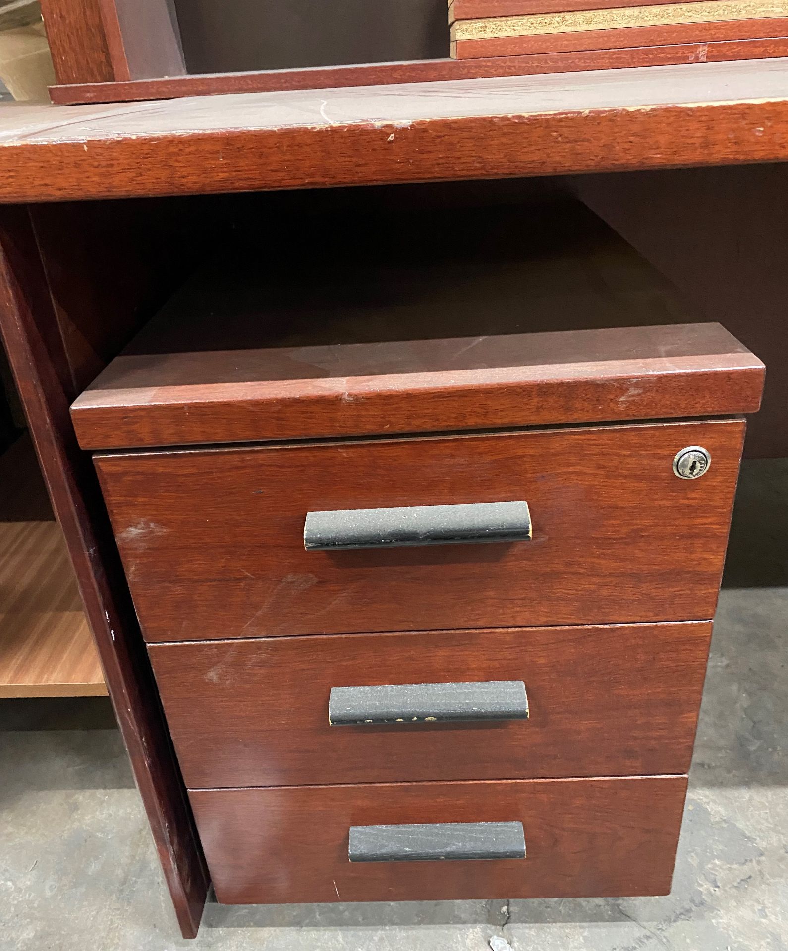 Dark Wood Office Desk w/ 2 x Pedestal Drawer Units - Image 2 of 4