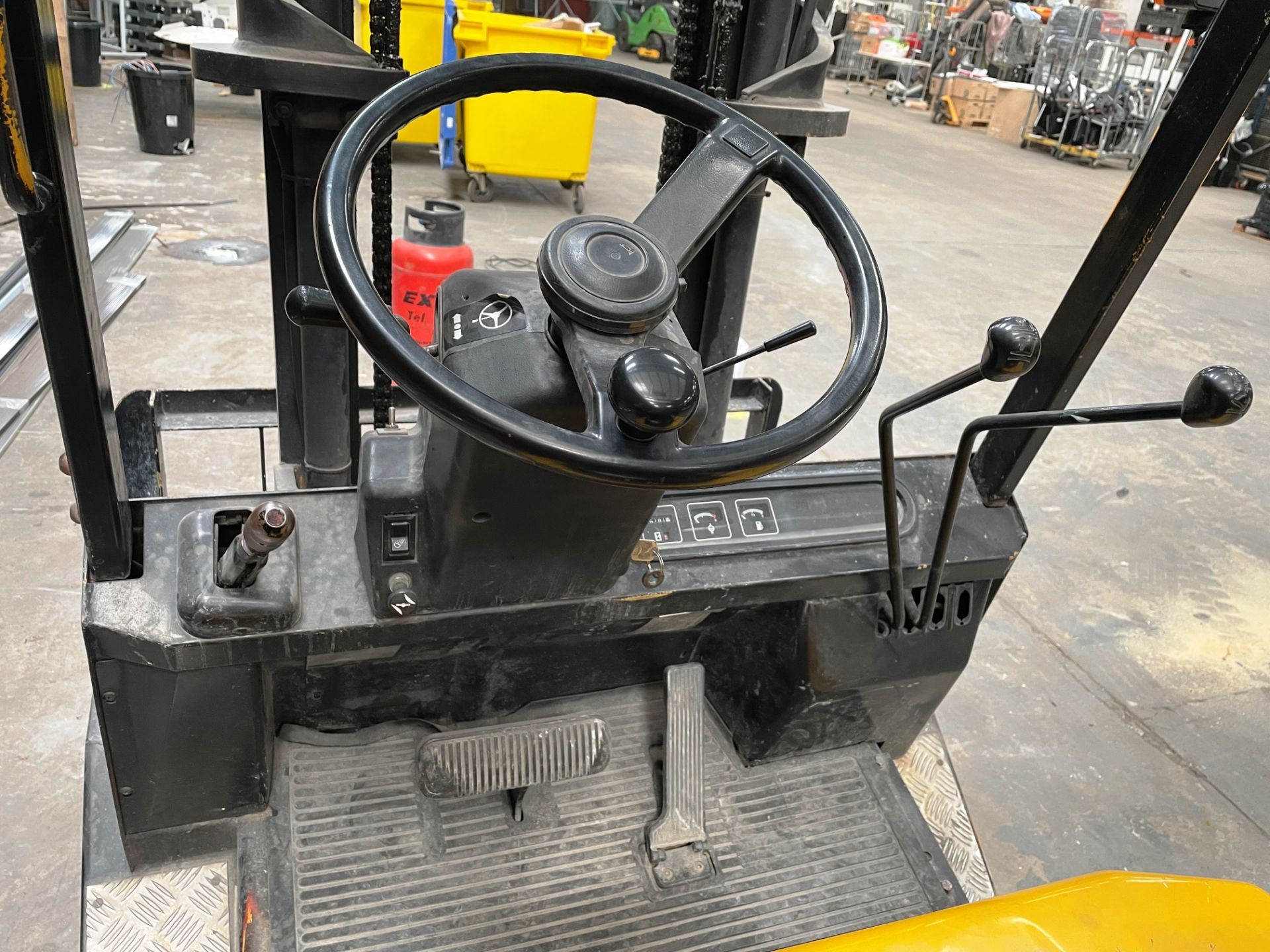 Yale FG25PVIF2 2.5T Gas Forklift | Hours: 6,181 - Image 11 of 12