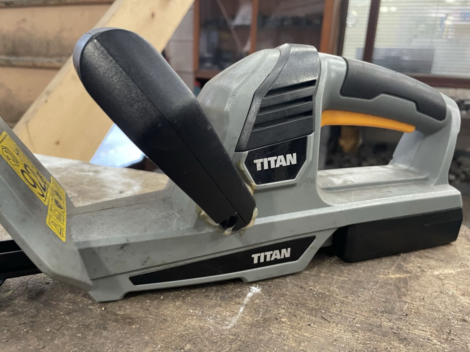 Titan TTI548HDC Cordless Hedge Trimmer w/ Charger | YOM: 2019 - Image 2 of 3