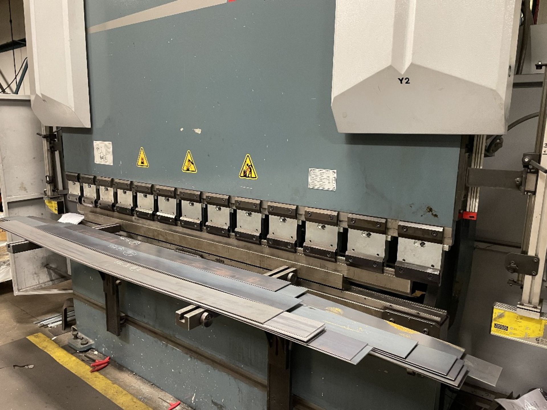 Durma AD-R 25-100 2550mm x 100T 3 Axis Synchro Pressbrake | 2014 - Image 6 of 20