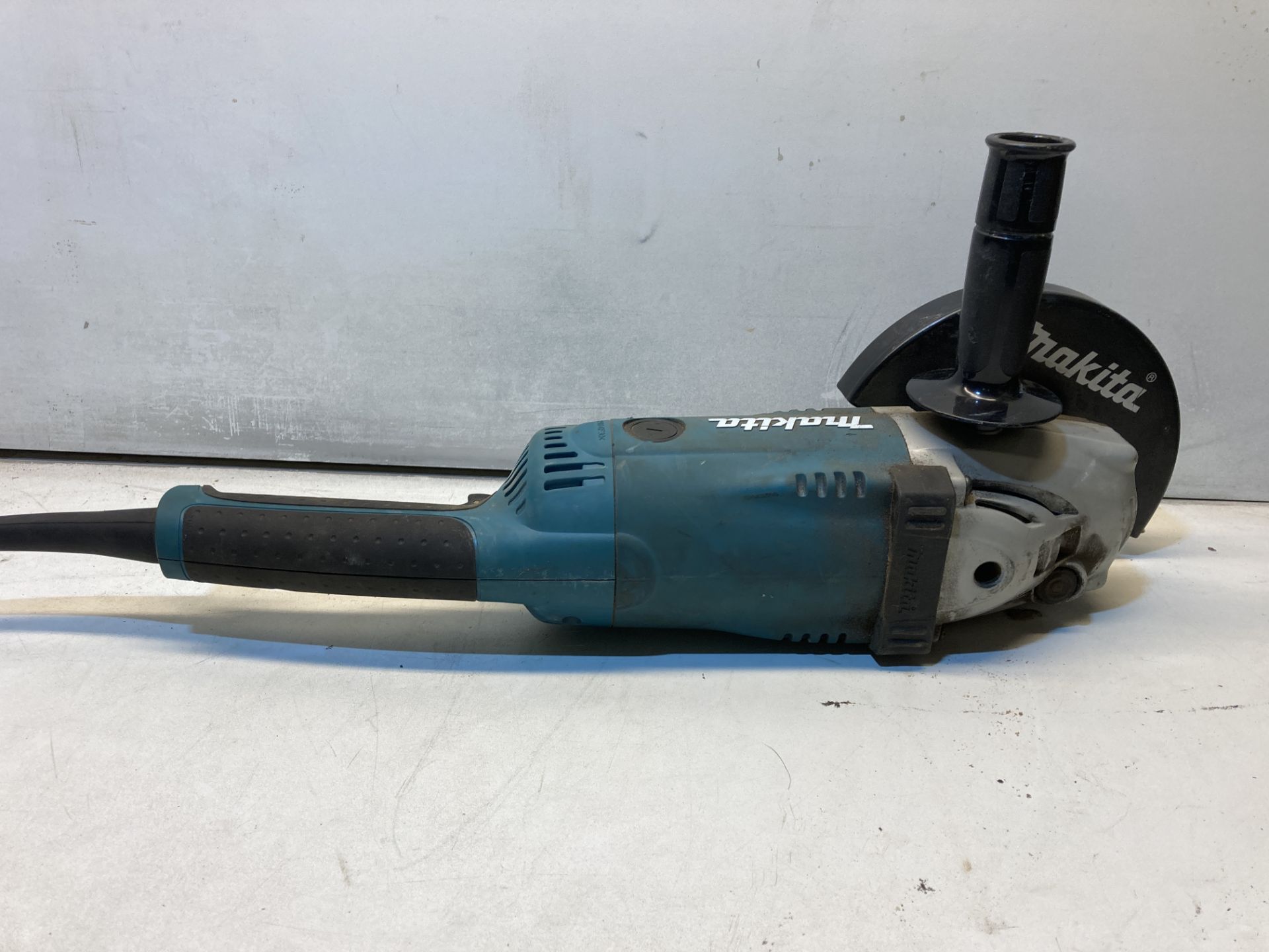 Makita GA700 Corded 180mm Angle Grinder | 240v - Image 3 of 4