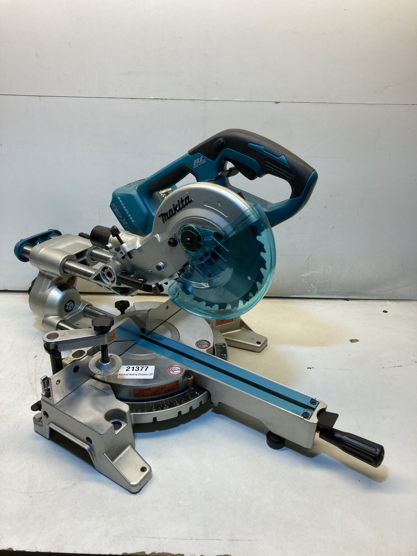 Makita DLS714 Cordless Sliding Mitre Saw | 36v - Image 2 of 6