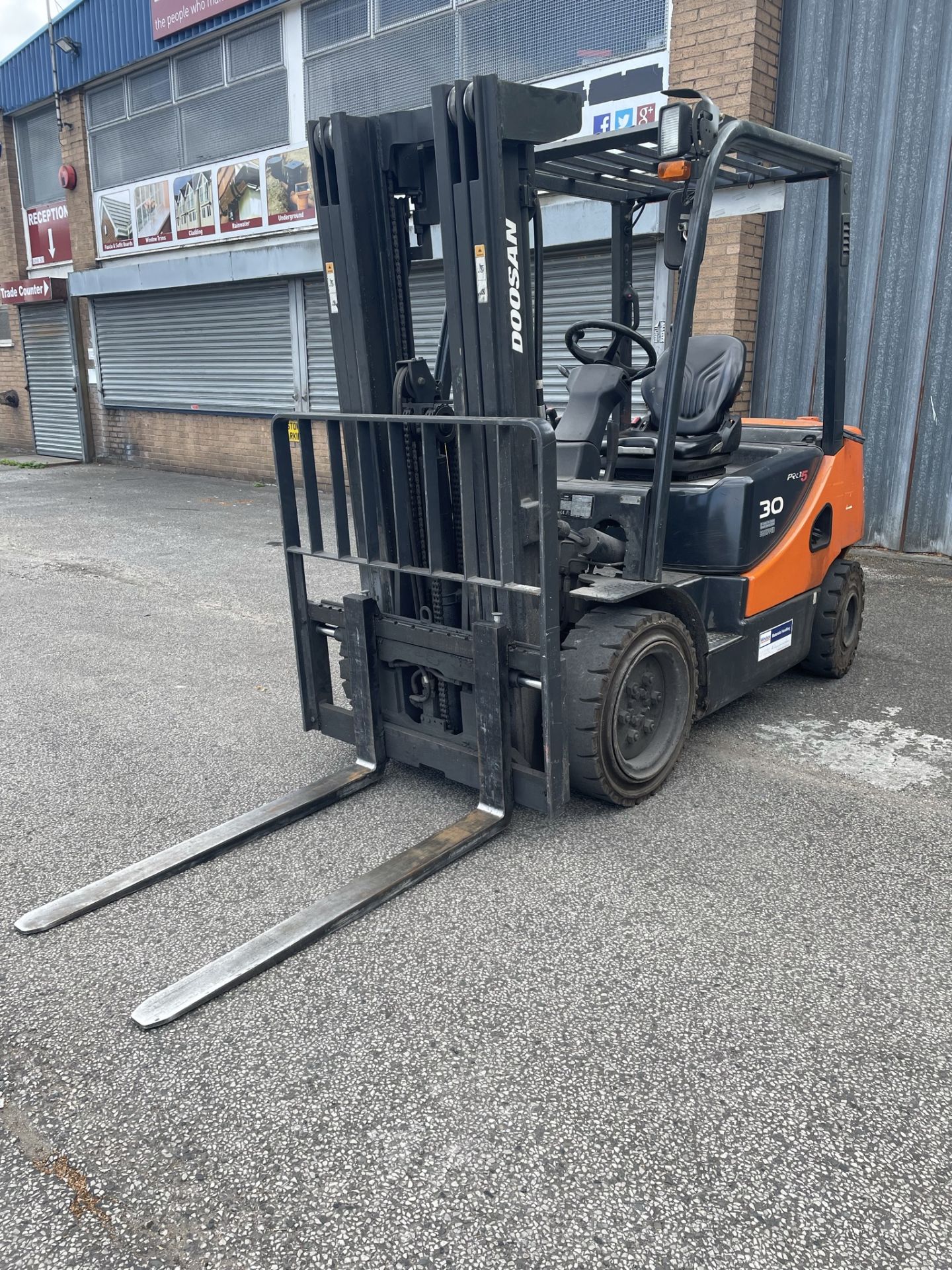 Doosan S30S-5 3 Tonne Diesel Forklift Truck w/ Sideshift | YOM: 2012 | 6,545 Hours - Image 3 of 10